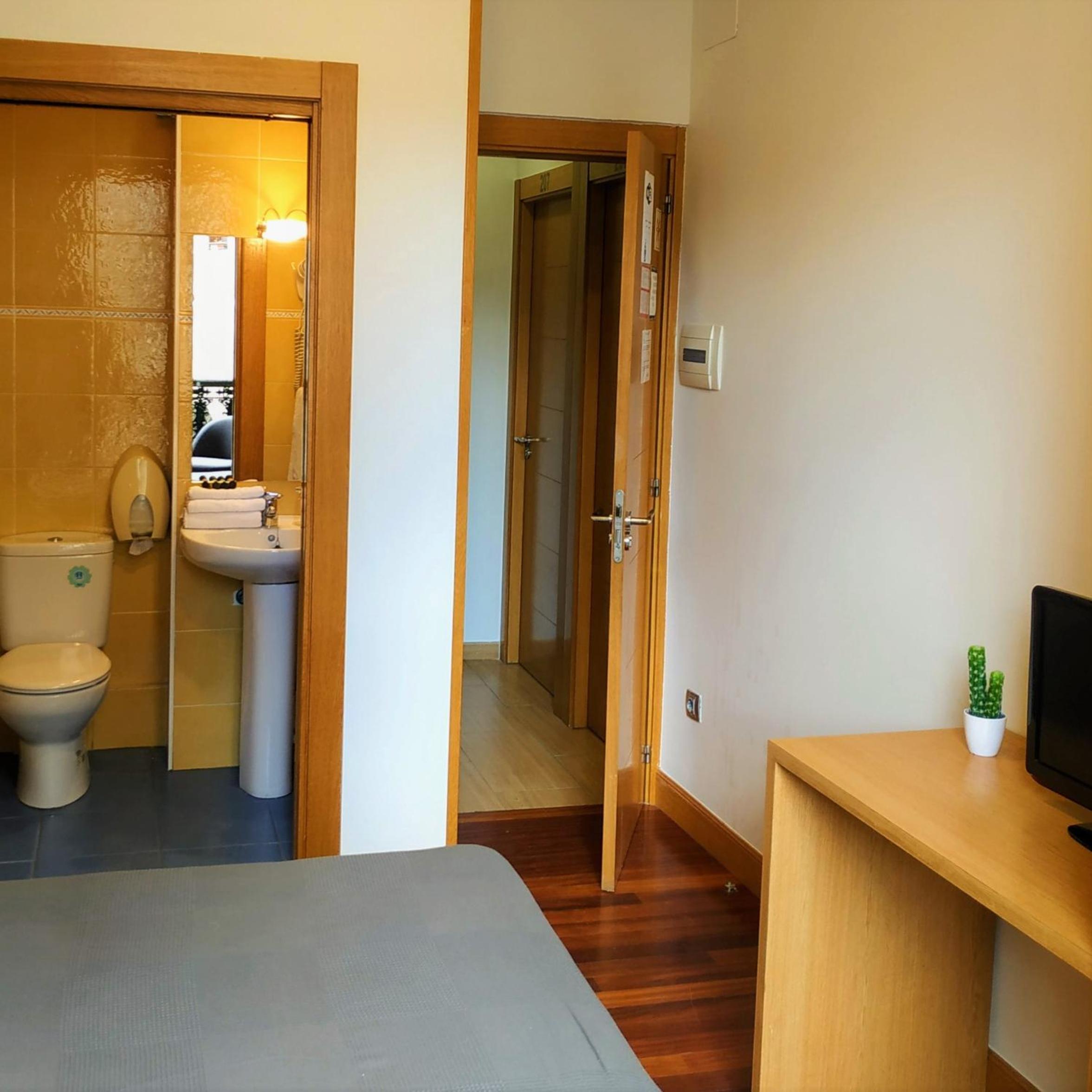 Double or Twin Room with Private Bathroom - Photo 19