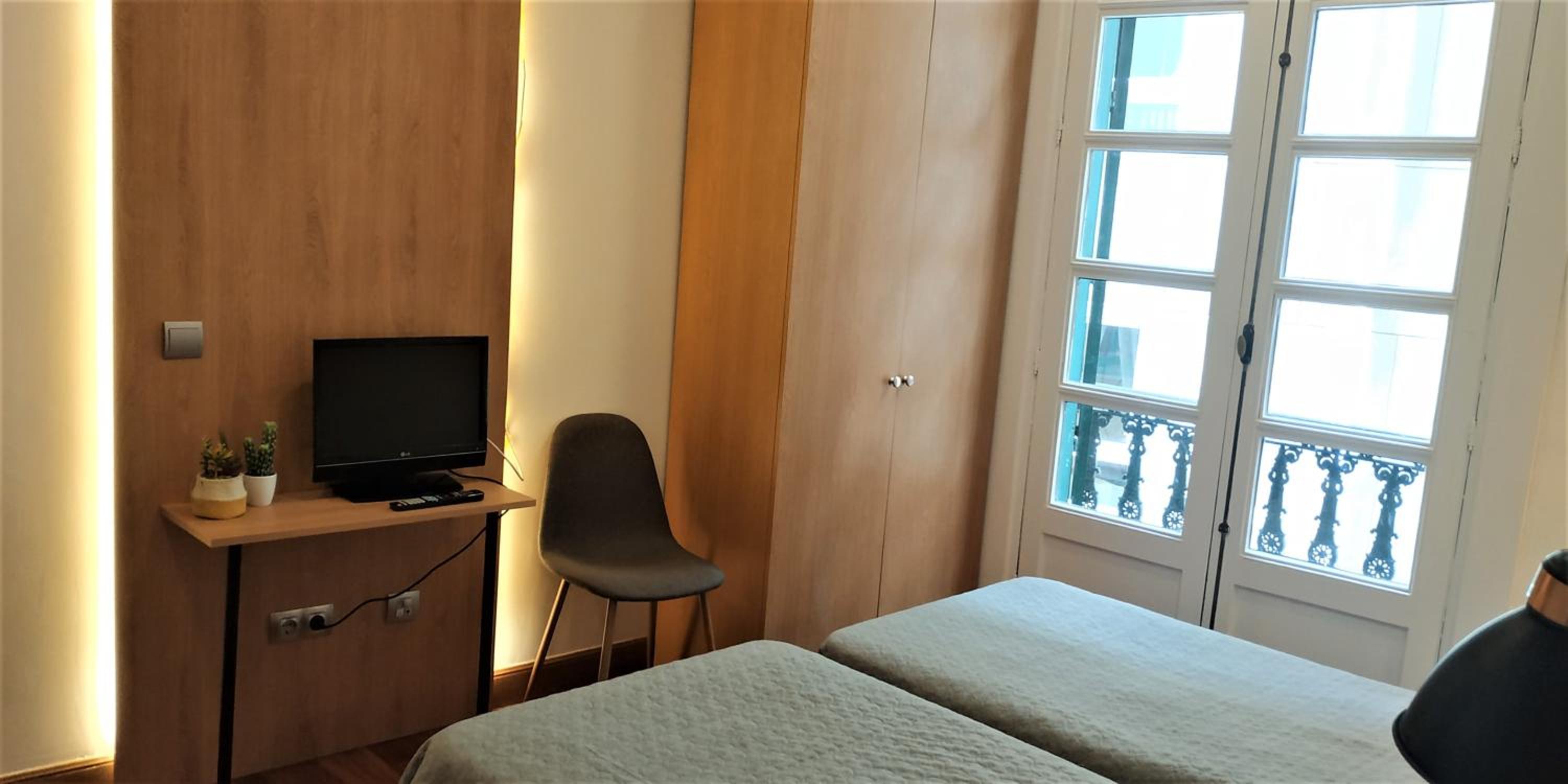 Double or Twin Room with Private Bathroom - Photo 7