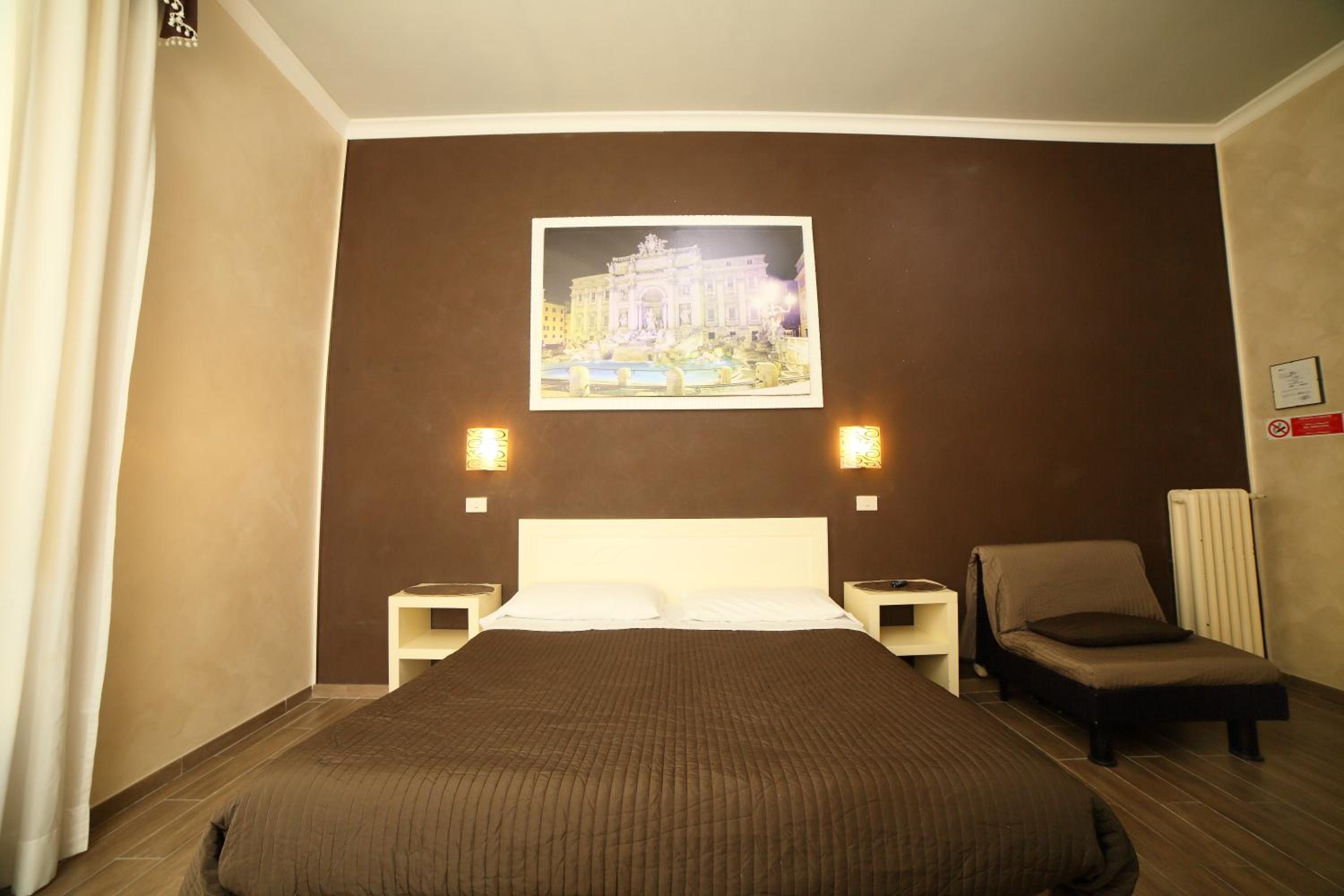 Economy Triple Room photo 3