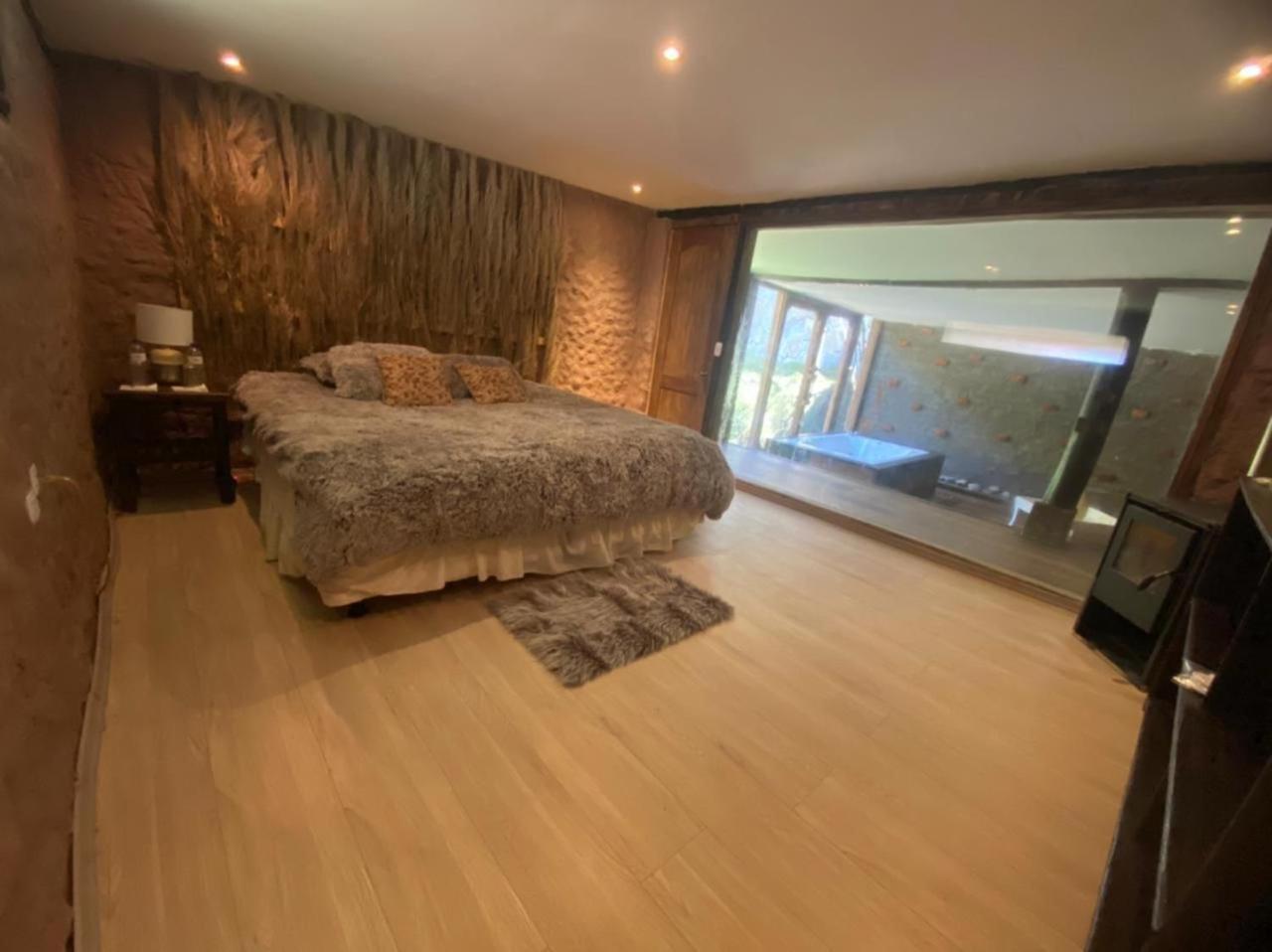 Deluxe King Suite photo 1