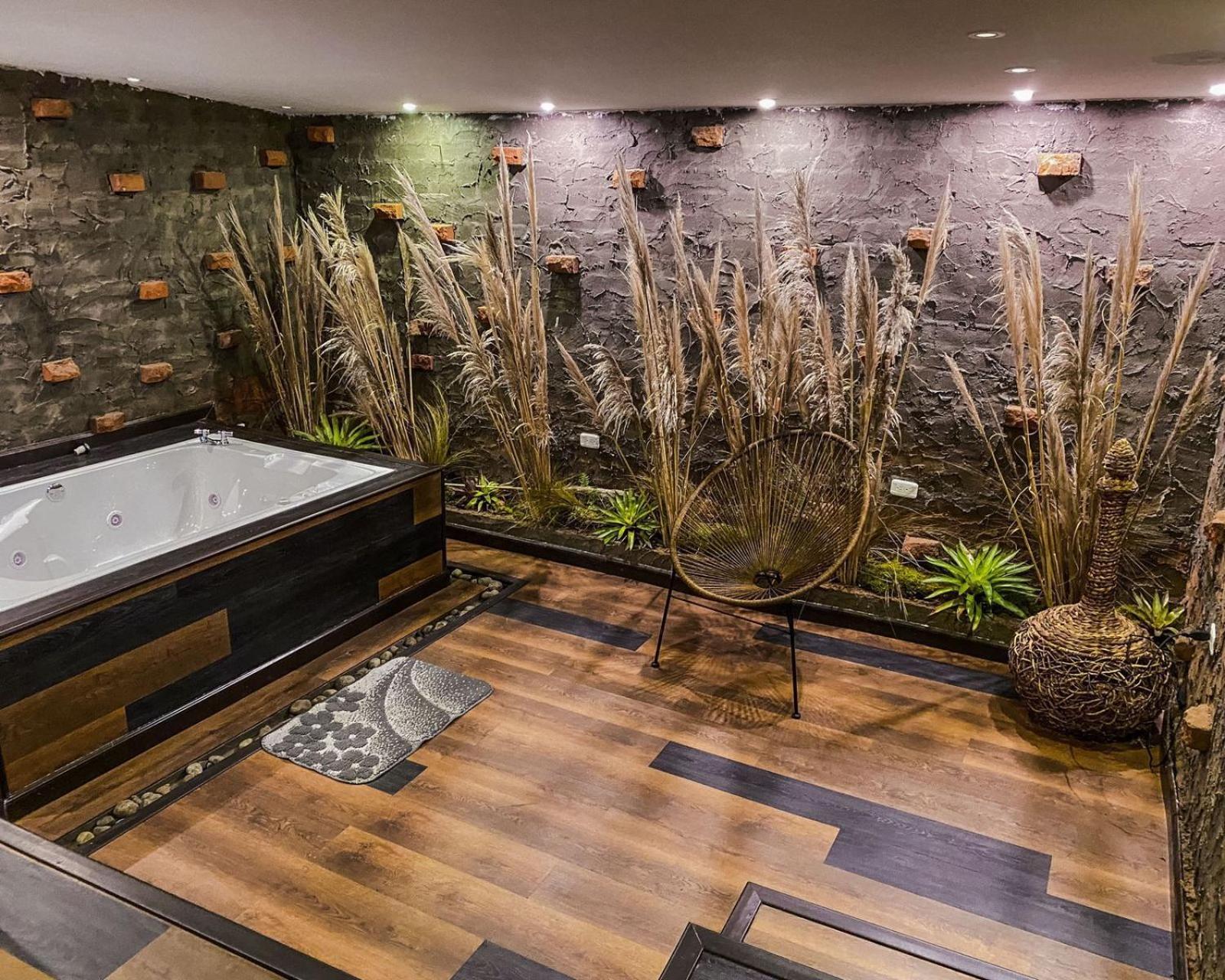 Queen Suite with Spa Bath photo 3