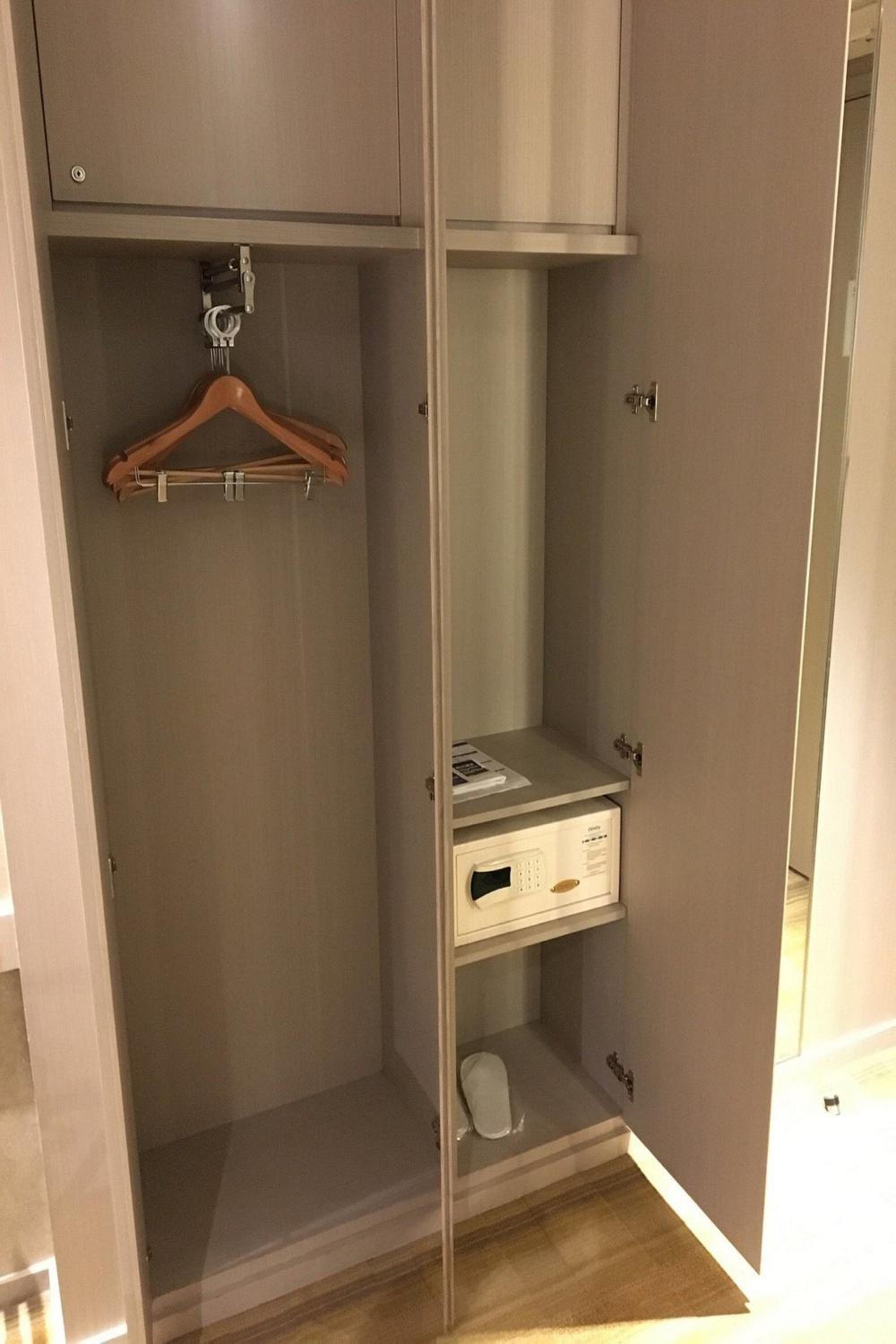 Standard Queen Room with Bath and Shower Combination photo 1