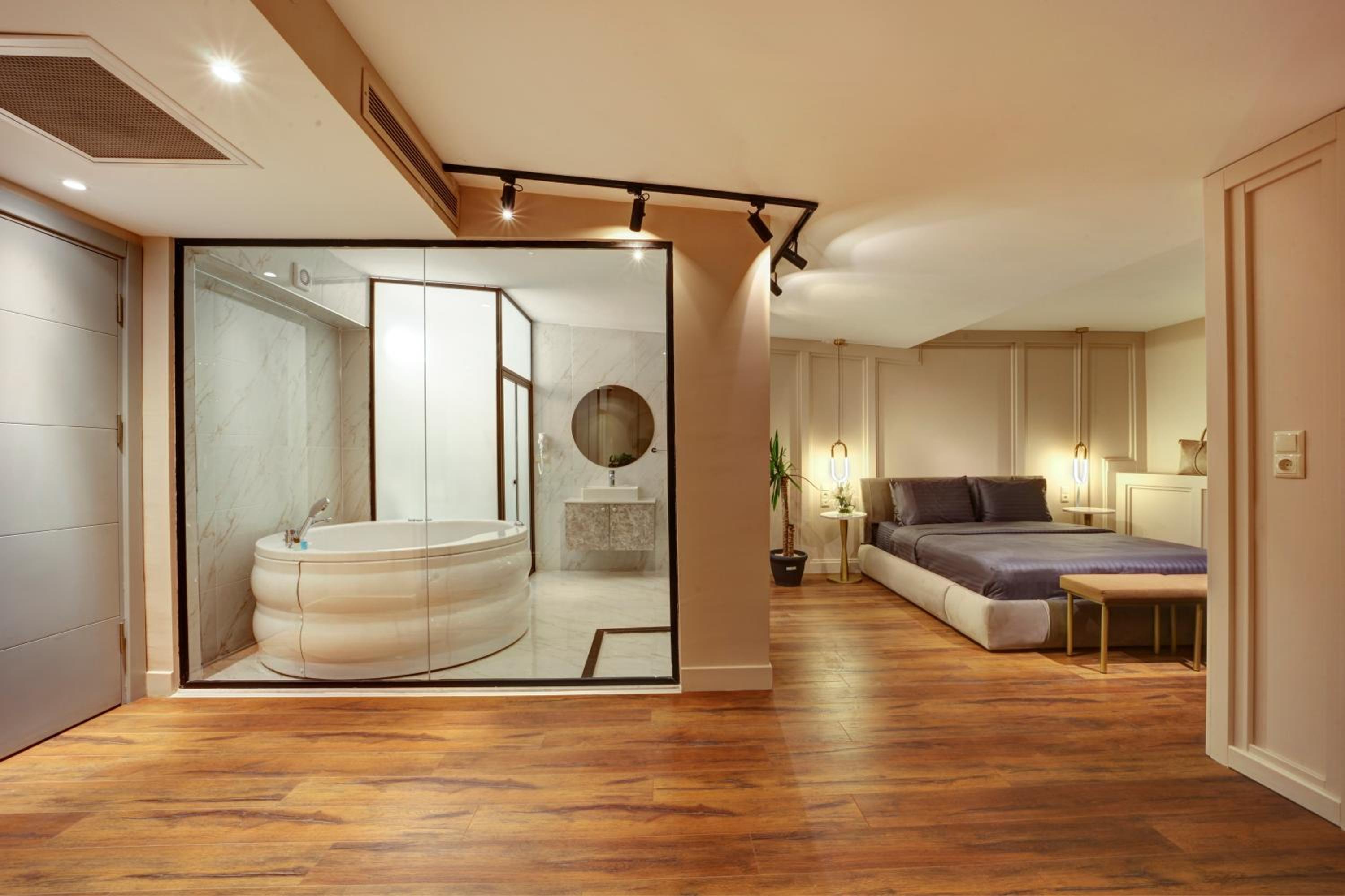 King Room with Spa Bath