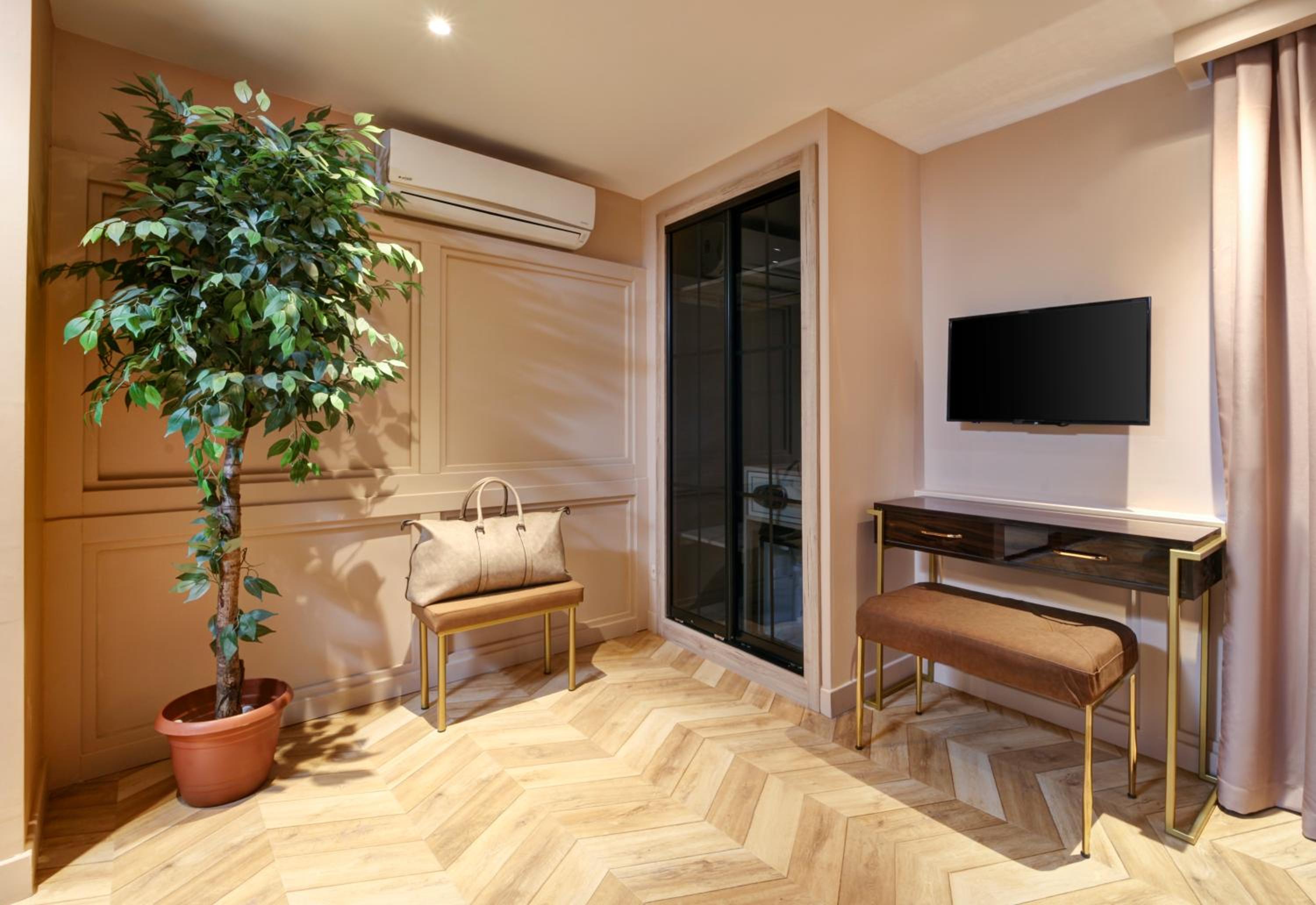 Terrace Suite with Balcony and Spa Bath photo 3