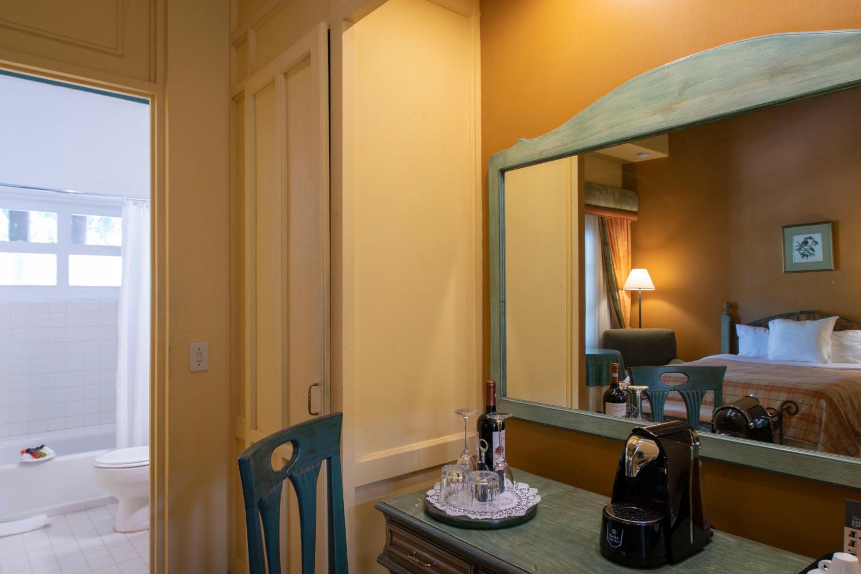 Deluxe King Room - Photo 11