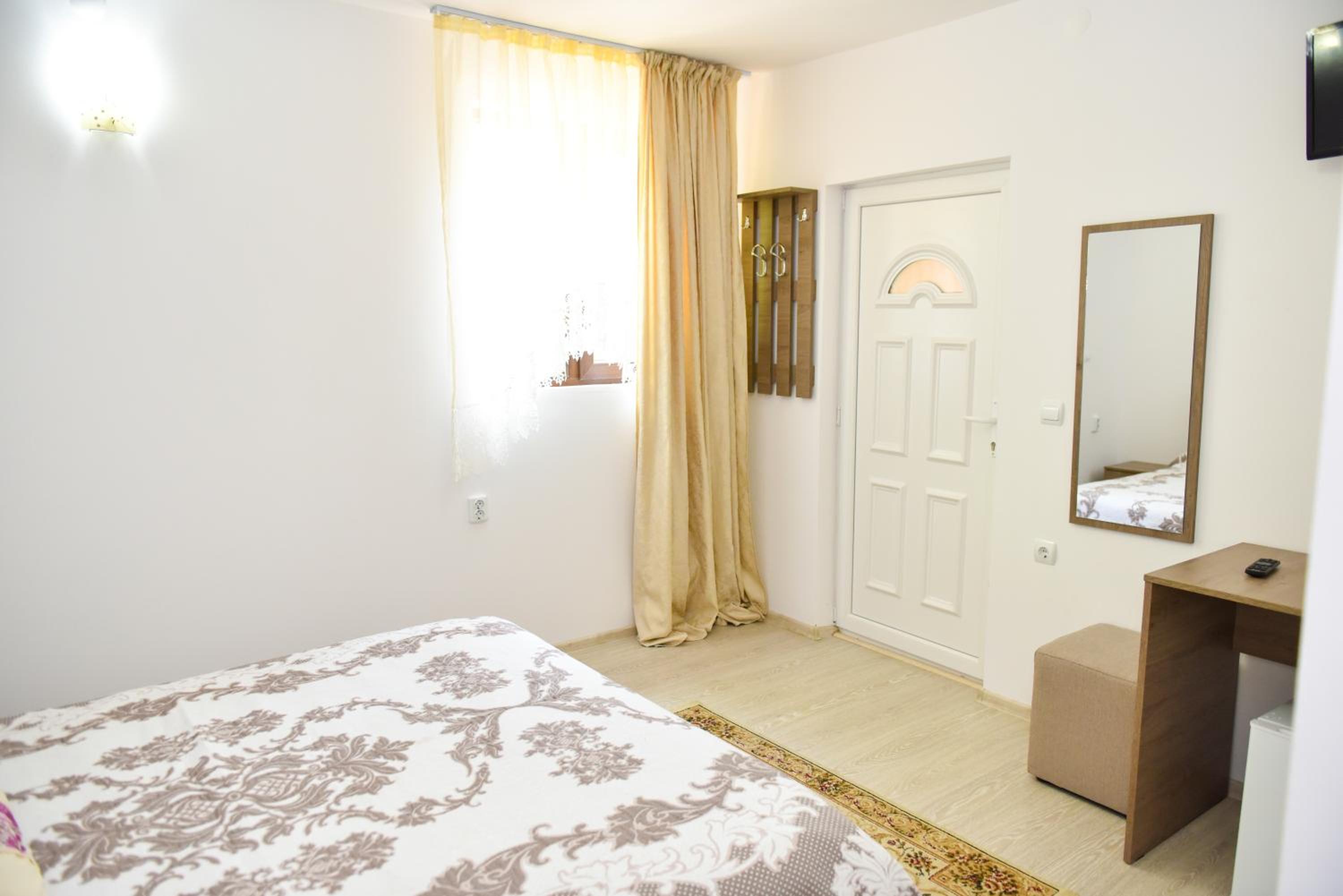 Economy Double Room - Photo 4