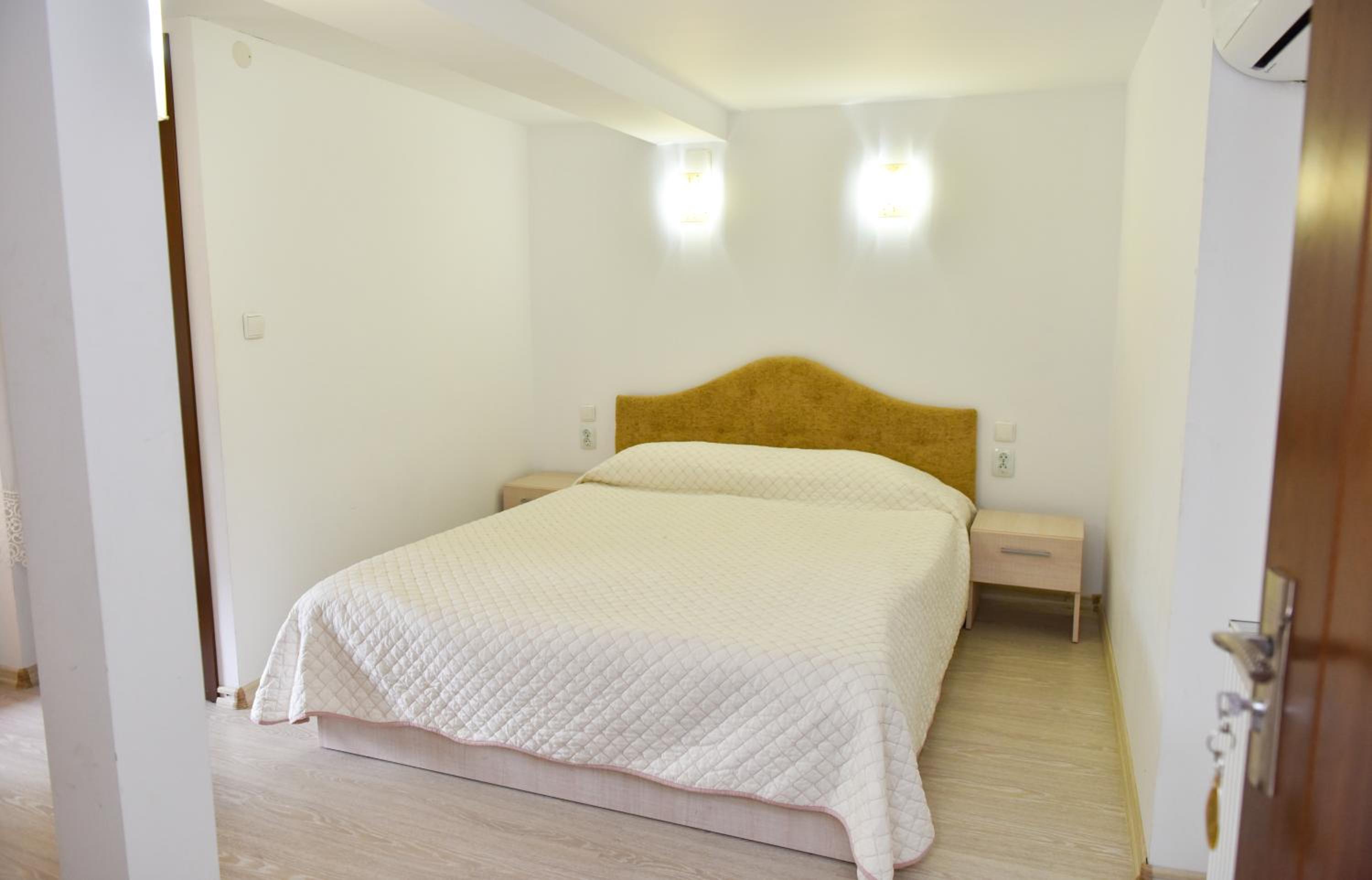 Economy Double Room - Photo 11