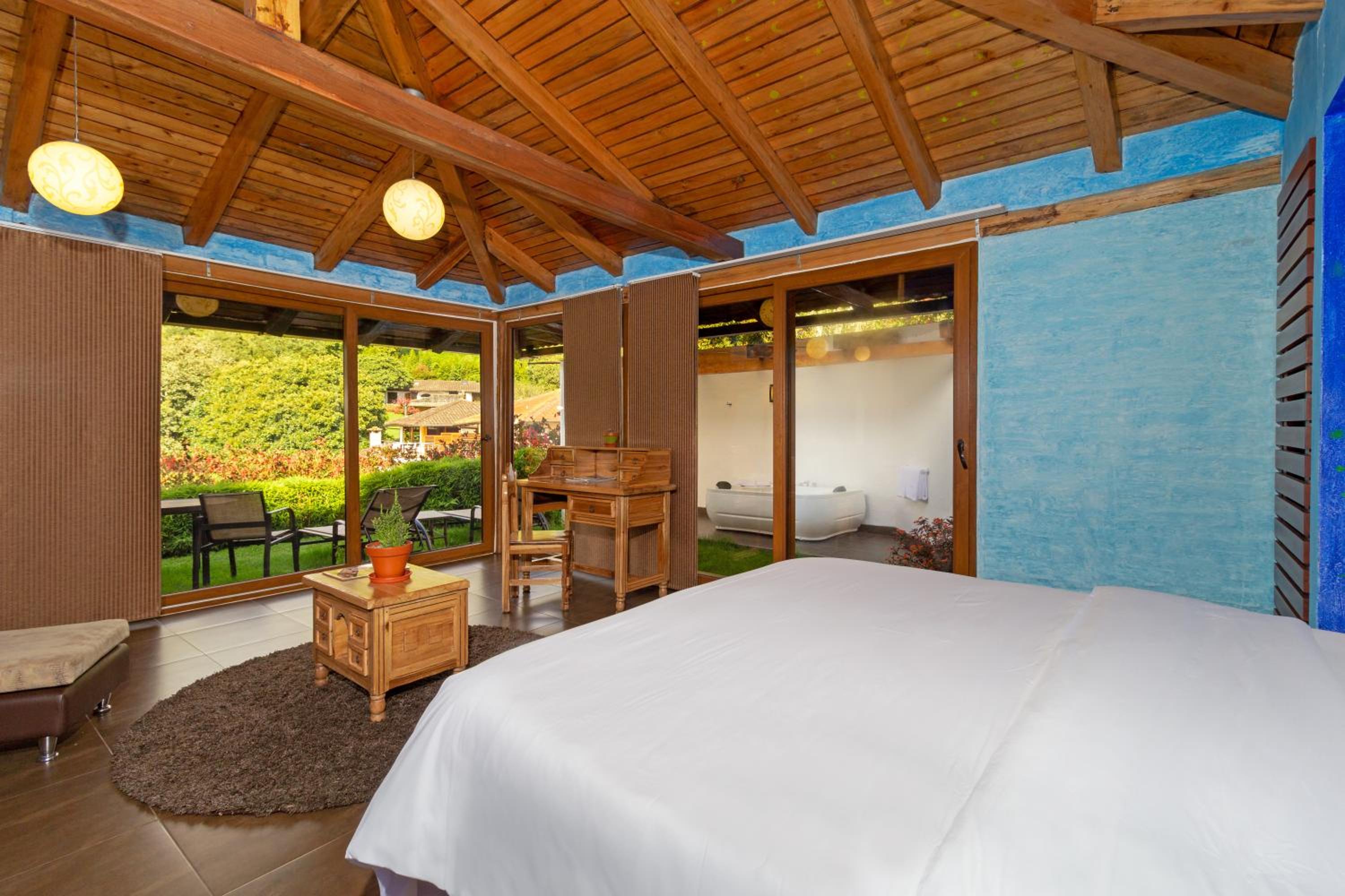 Queen Suite with Spa Bath