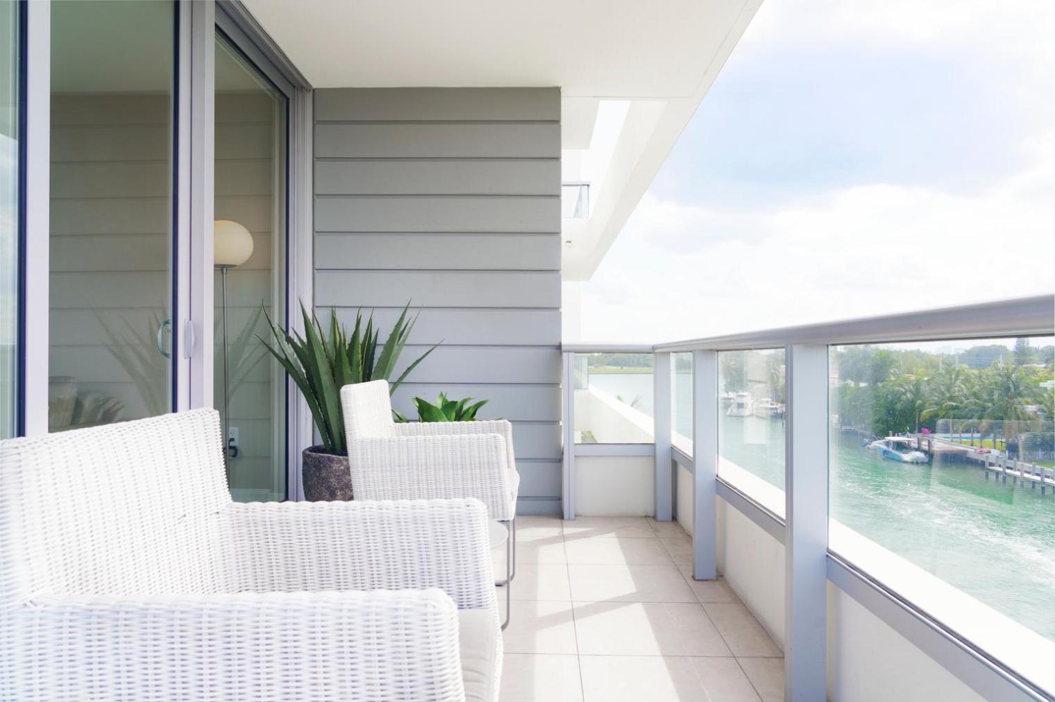 Deluxe King Room with Balcony photo 2