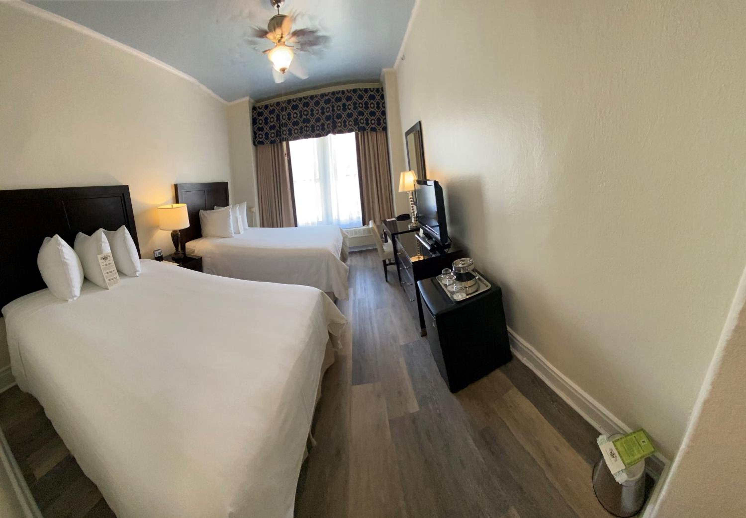 Two Double Beds - Photo 3