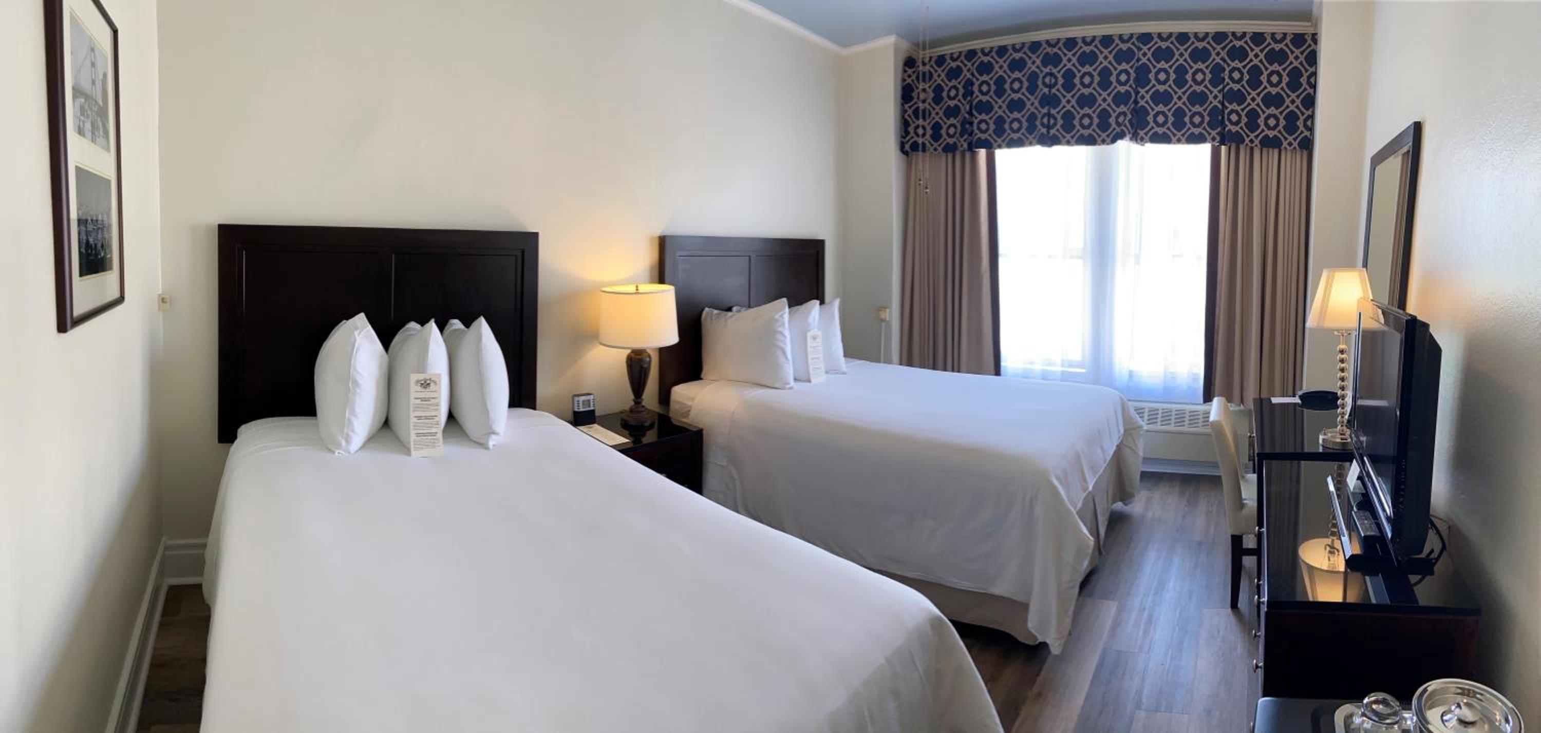 Two Double Beds - Photo 4