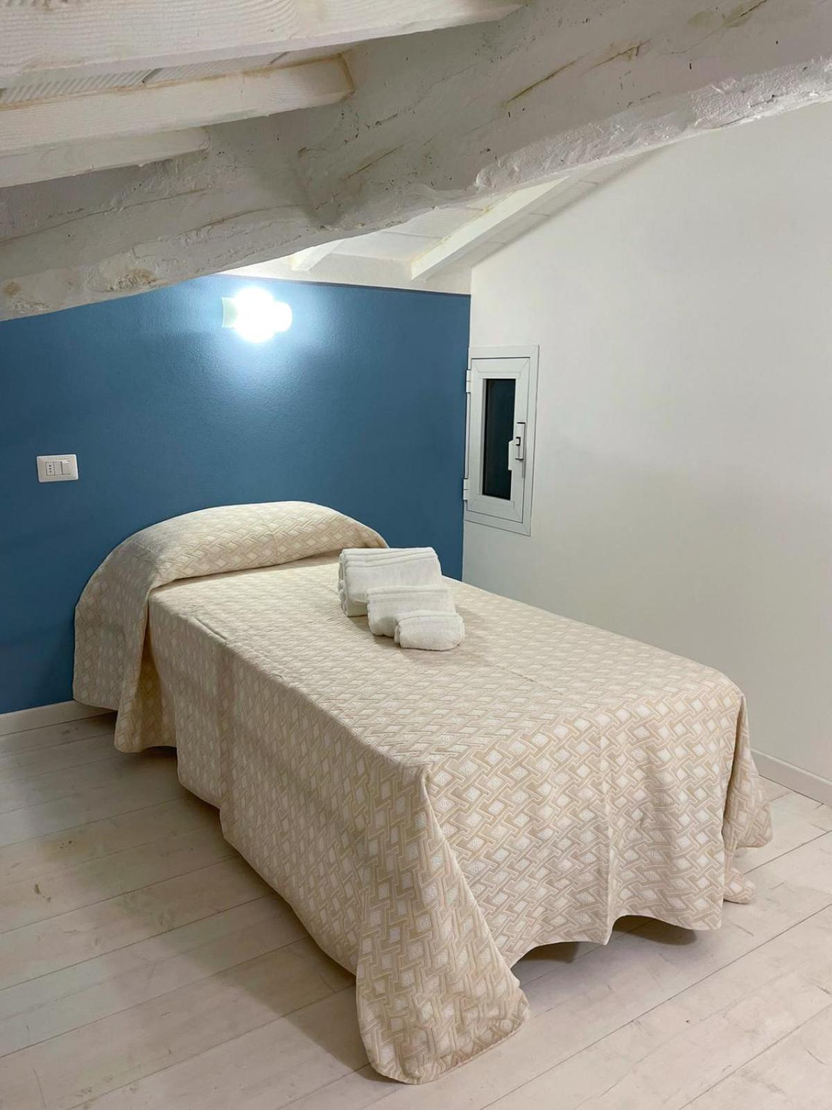 Triple Room with Private Bathroom - Photo 7