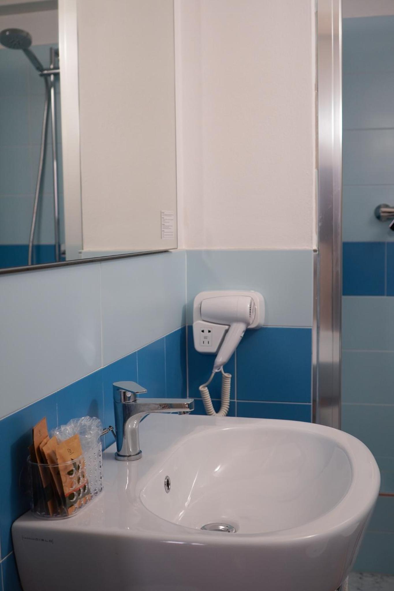 Triple Room with Private Bathroom - Photo 9