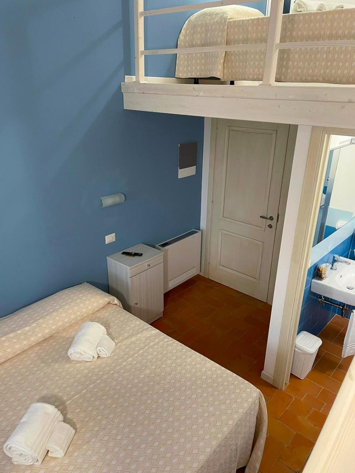 Triple Room with Private Bathroom - Photo 8