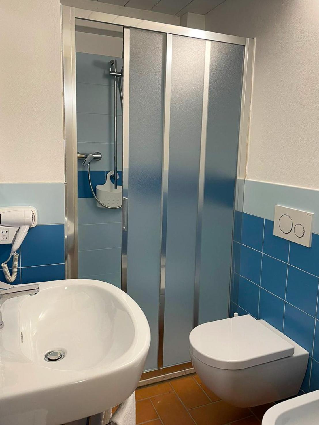 Triple Room with Private Bathroom - Photo 11
