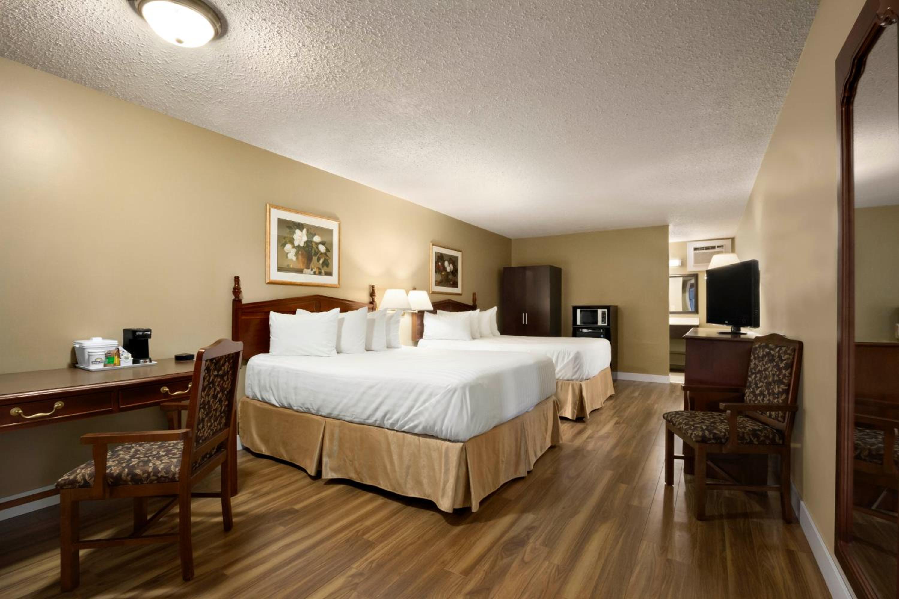 Queen Room with Two Queen Beds - Non-Smoking - Photo 4