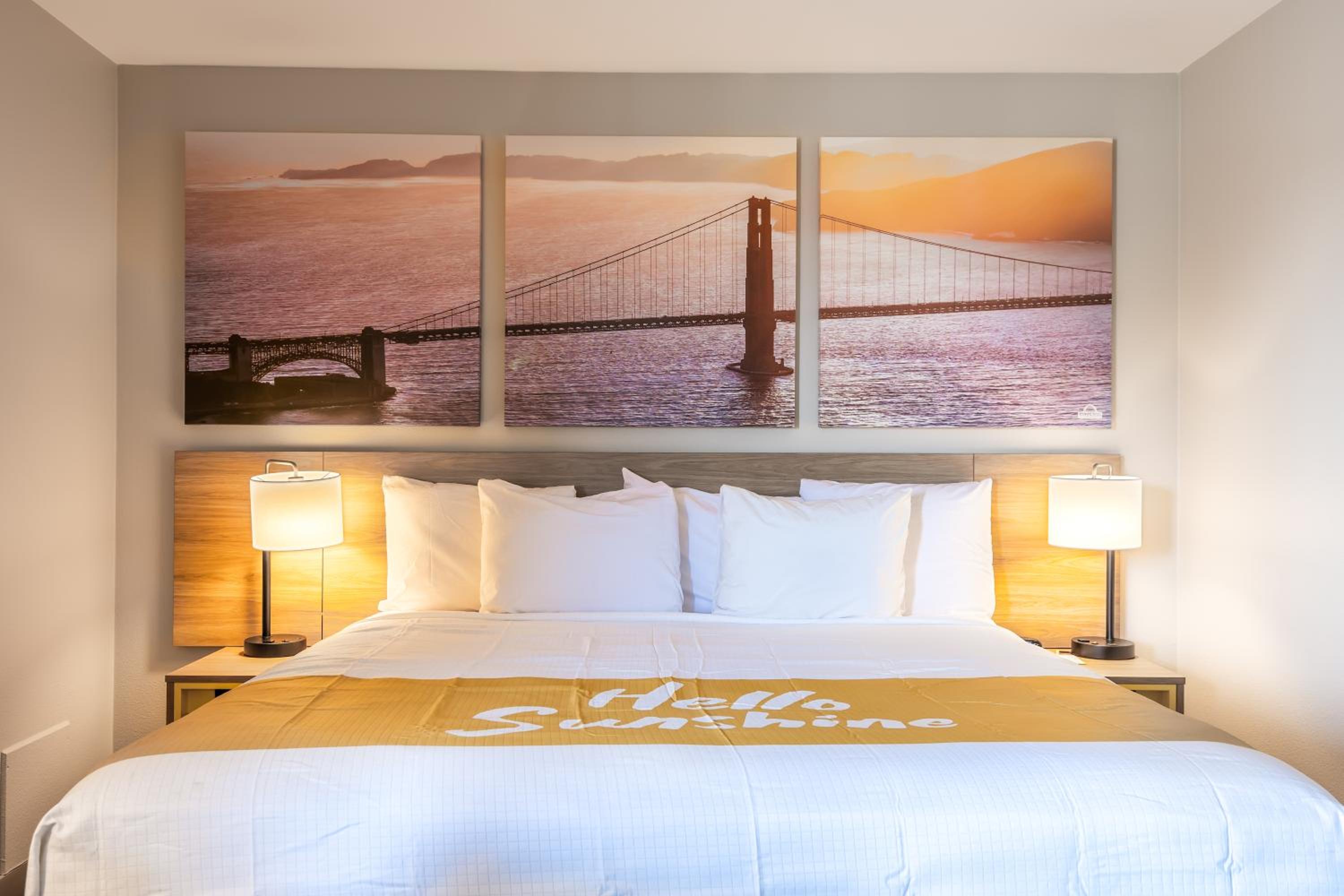 Queen Room with Two Queen Beds - Non-Smoking - Photo 2