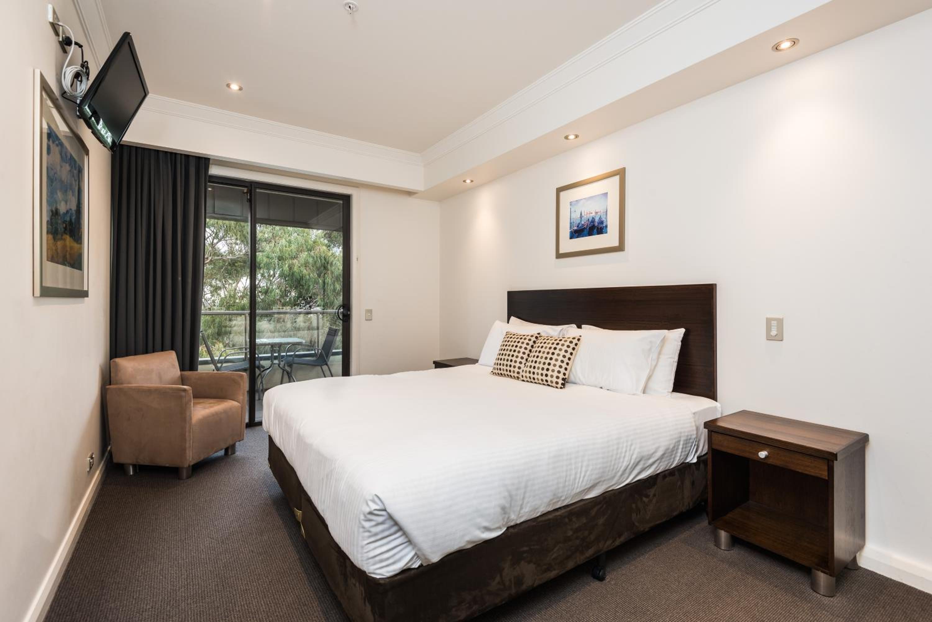 Deluxe Three-Bedroom Apartment - Photo 2