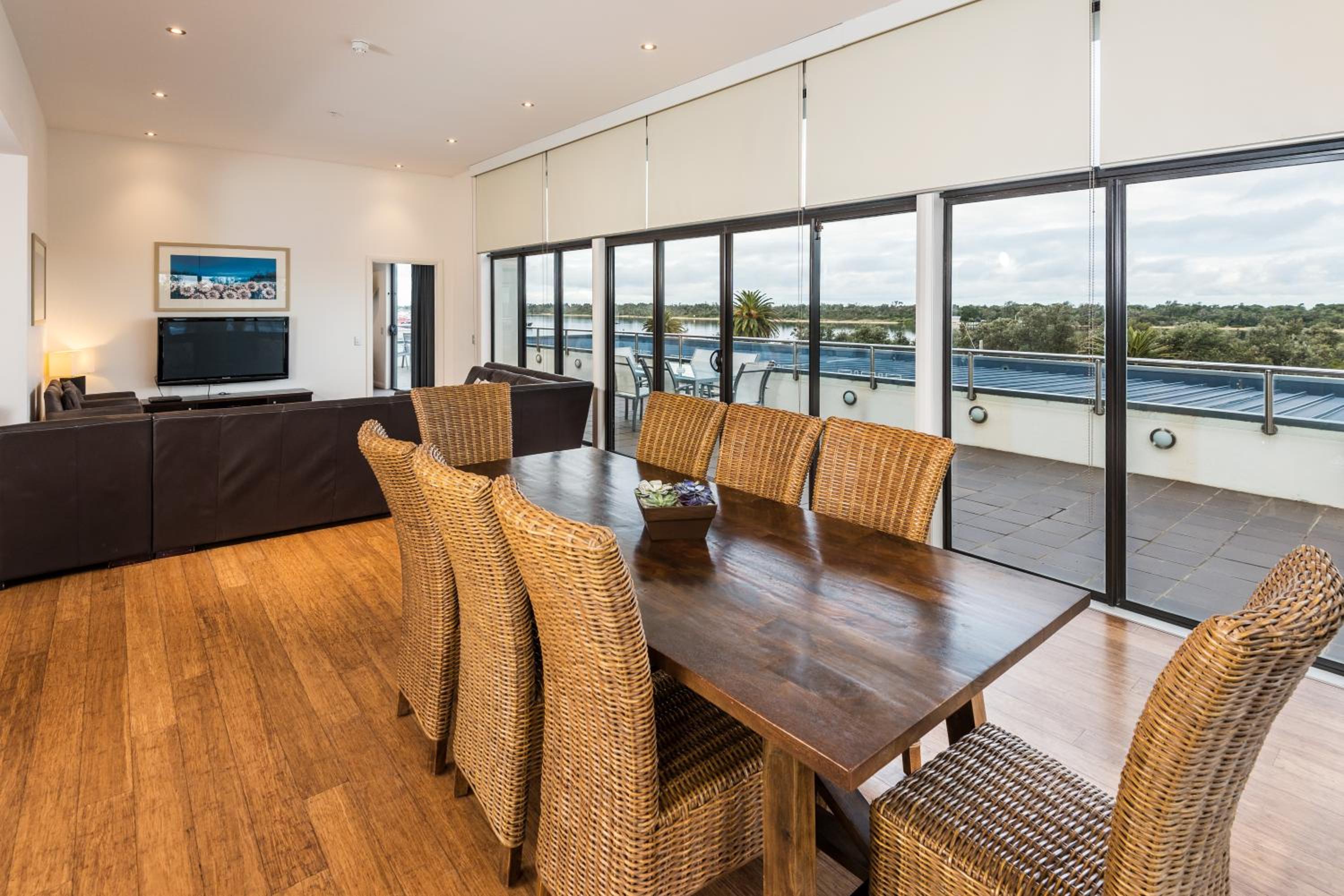 Deluxe Three-Bedroom Apartment - Photo 4