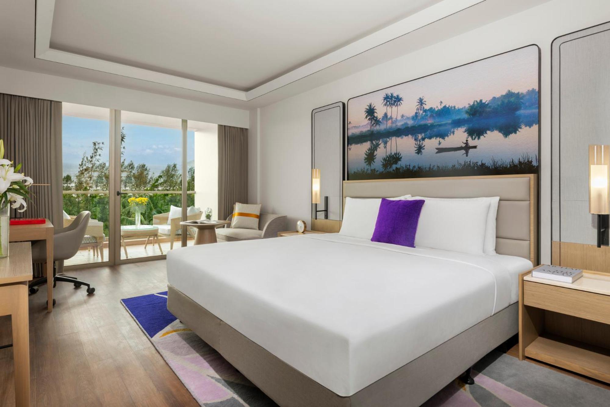 Deluxe Room King with Balcony - Photo 1