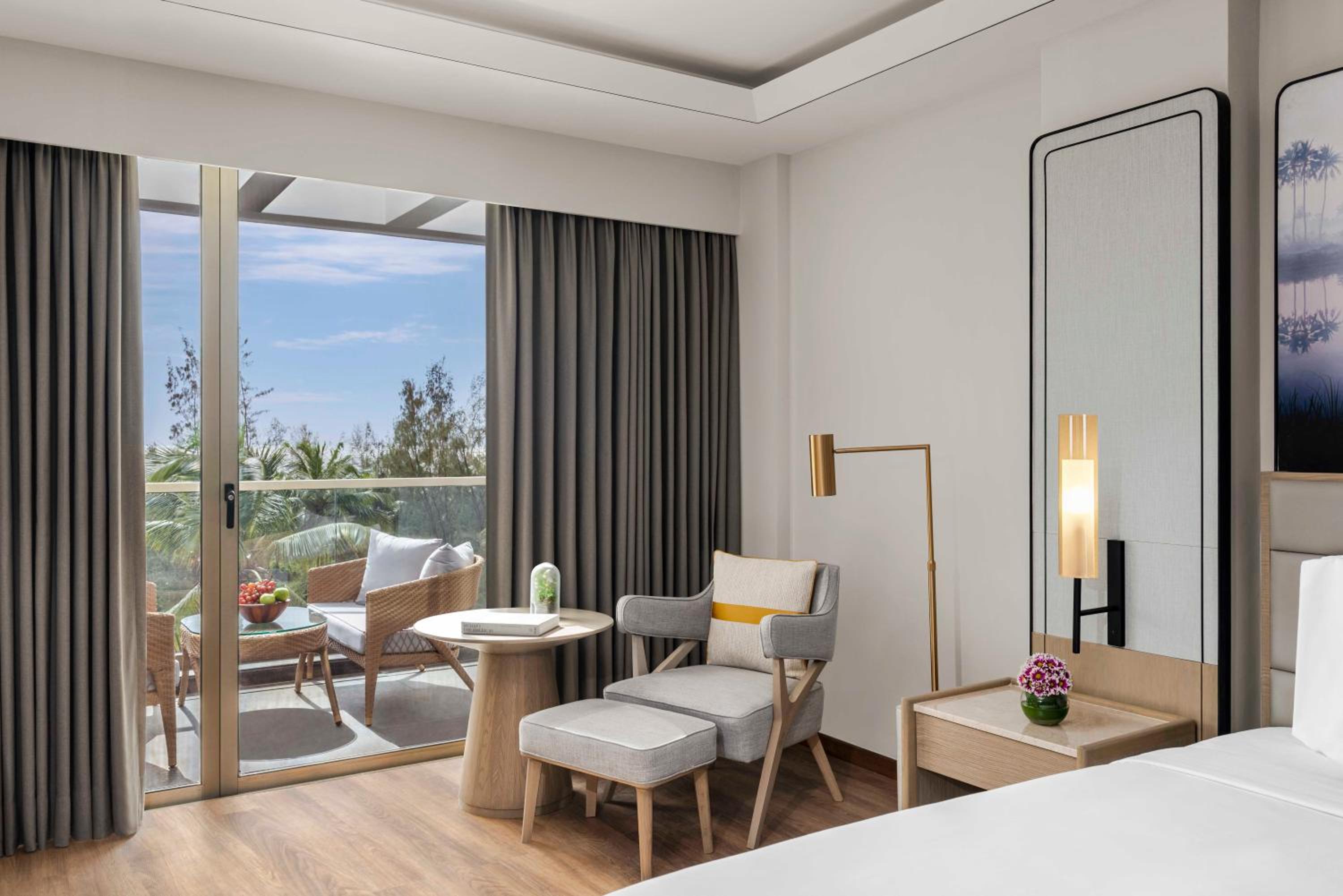 Deluxe Room King with Balcony - Photo 6