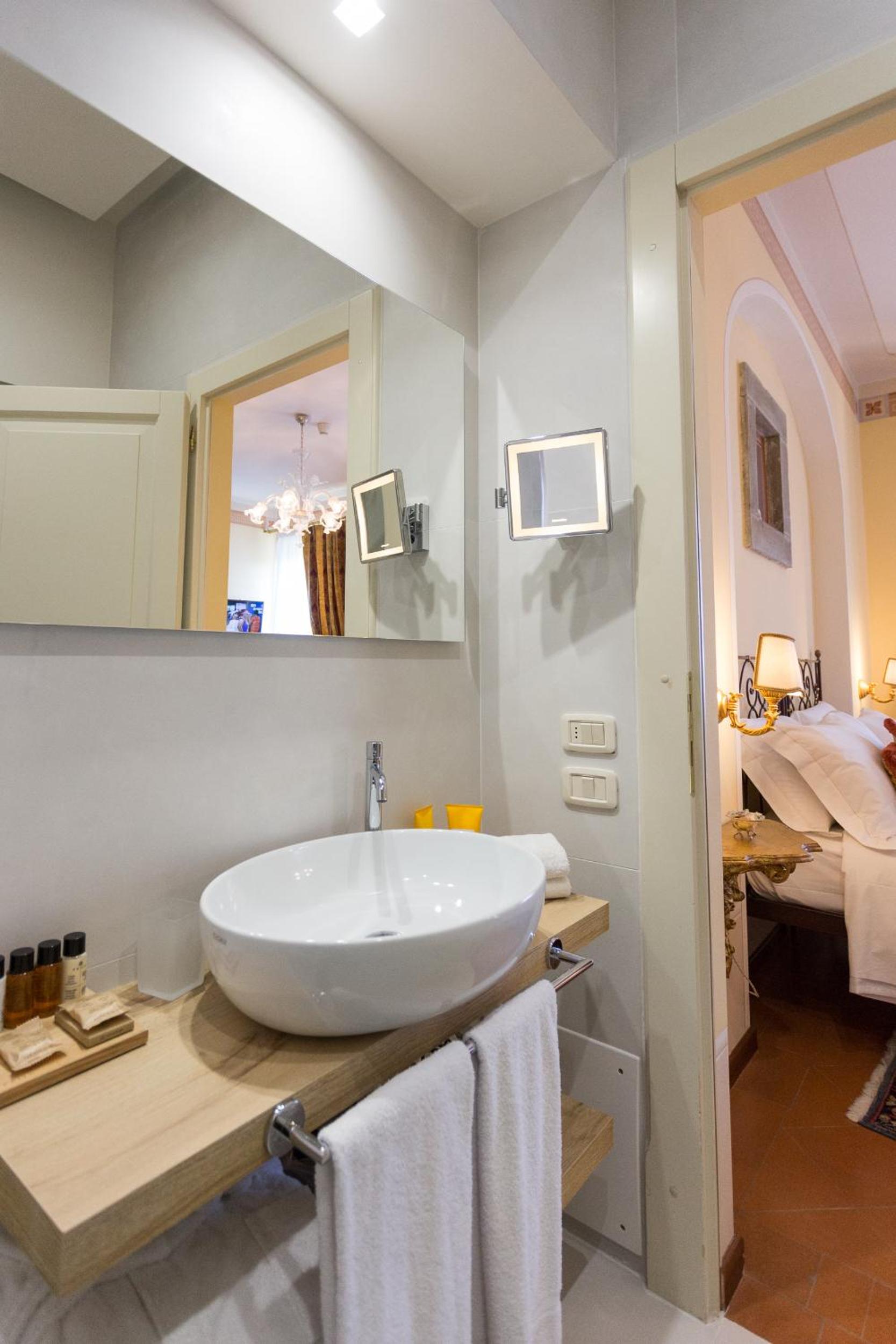 Deluxe King Room with Whirlpool - Photo 8