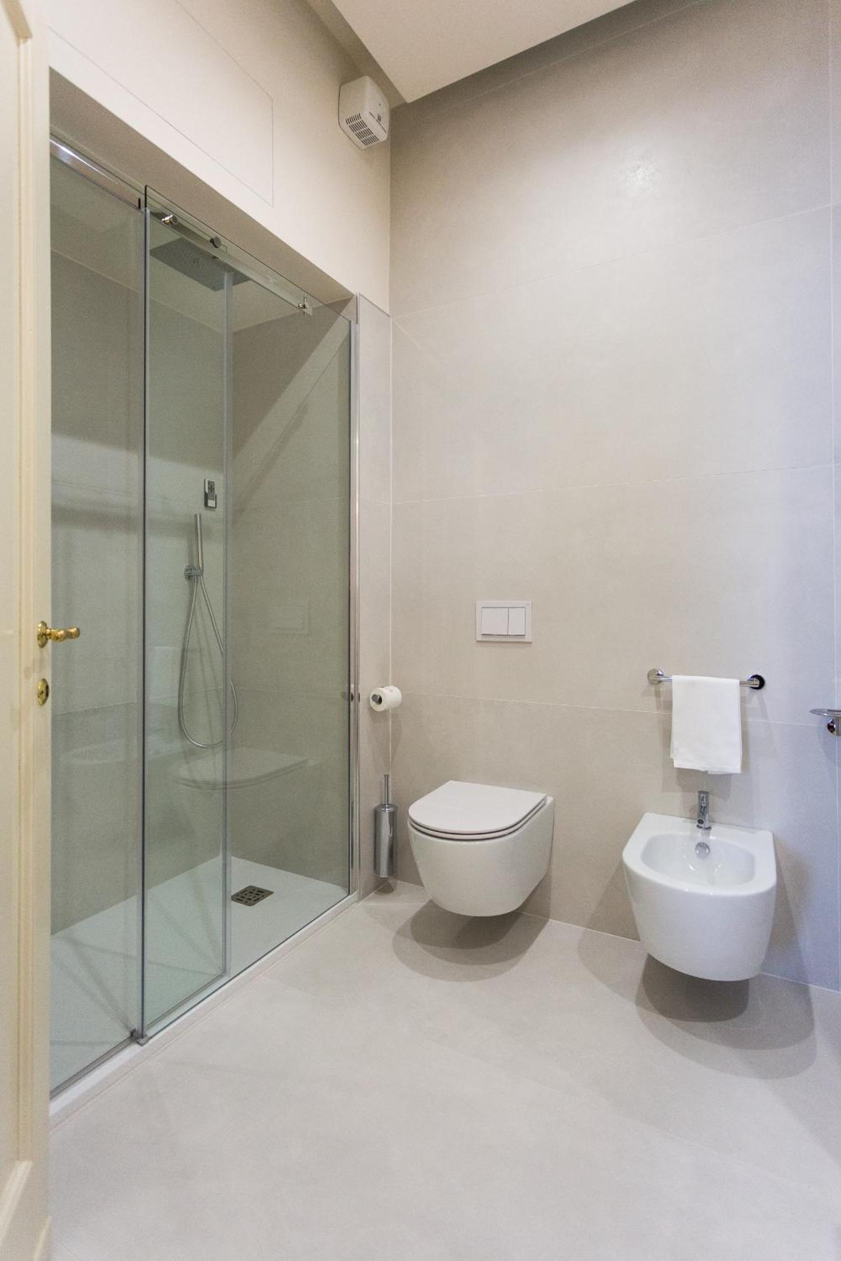 Deluxe King Room with Whirlpool - Photo 11