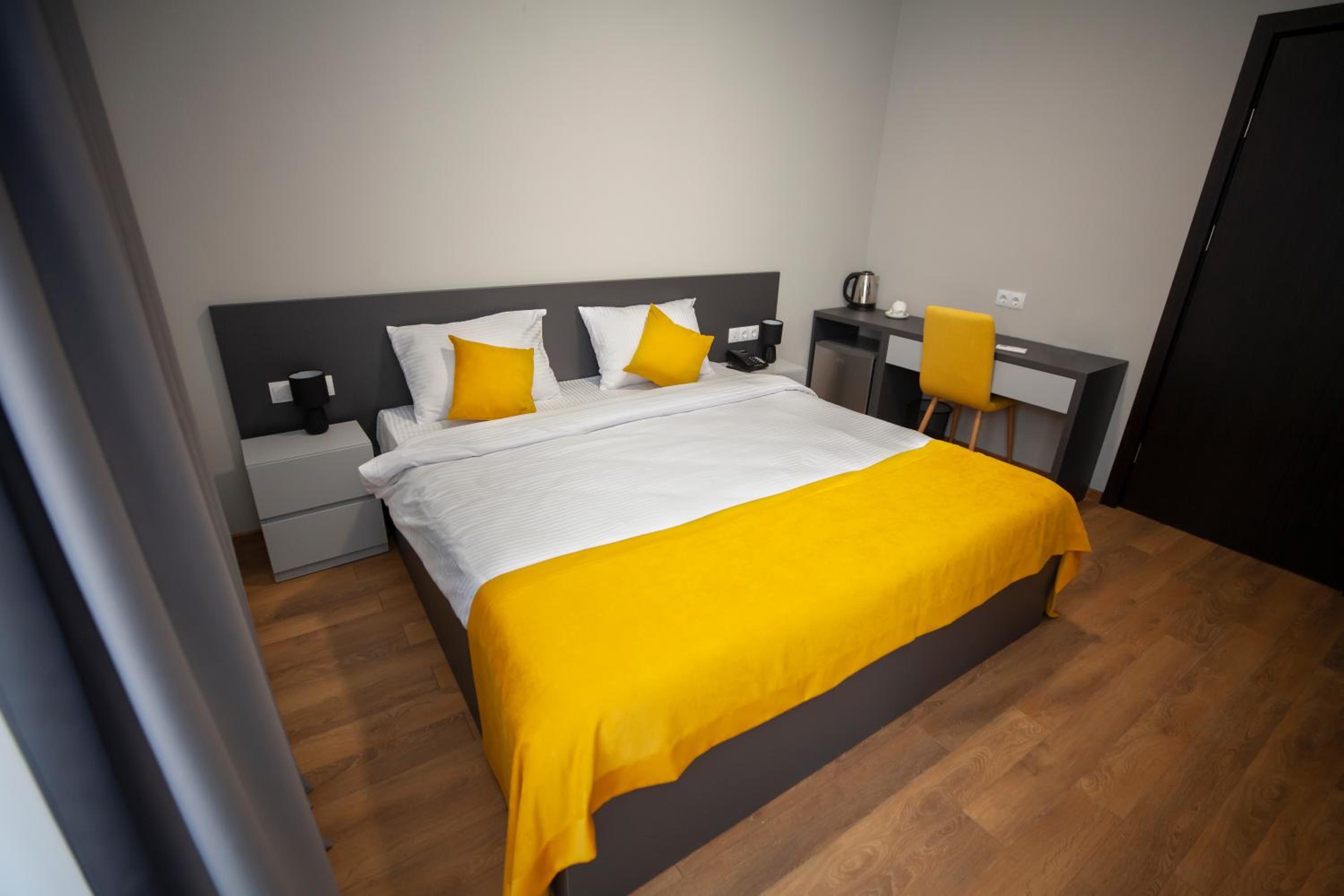 Budget Double Room - Photo 6