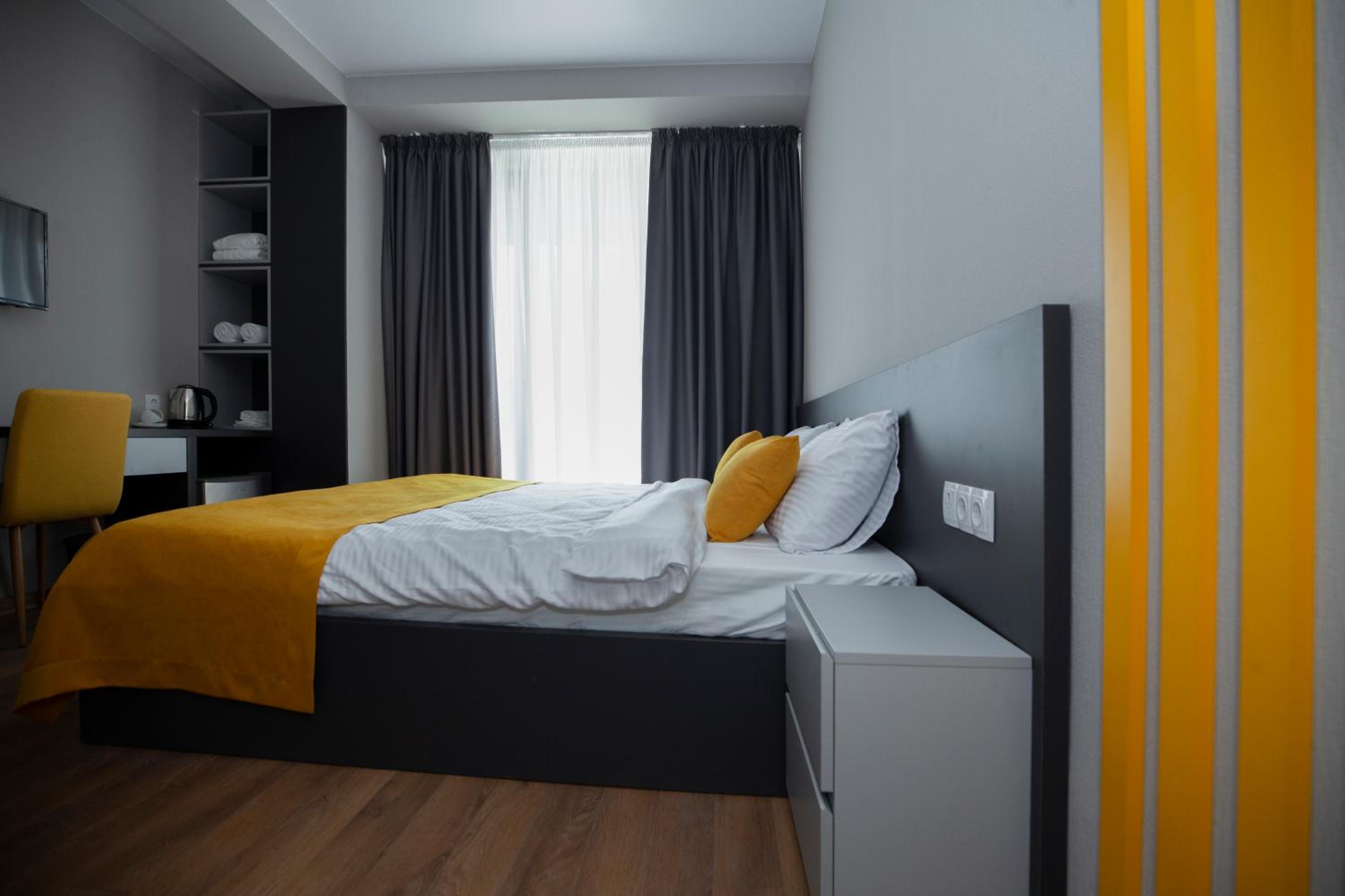 Deluxe Double Room with Balcony - Photo 6