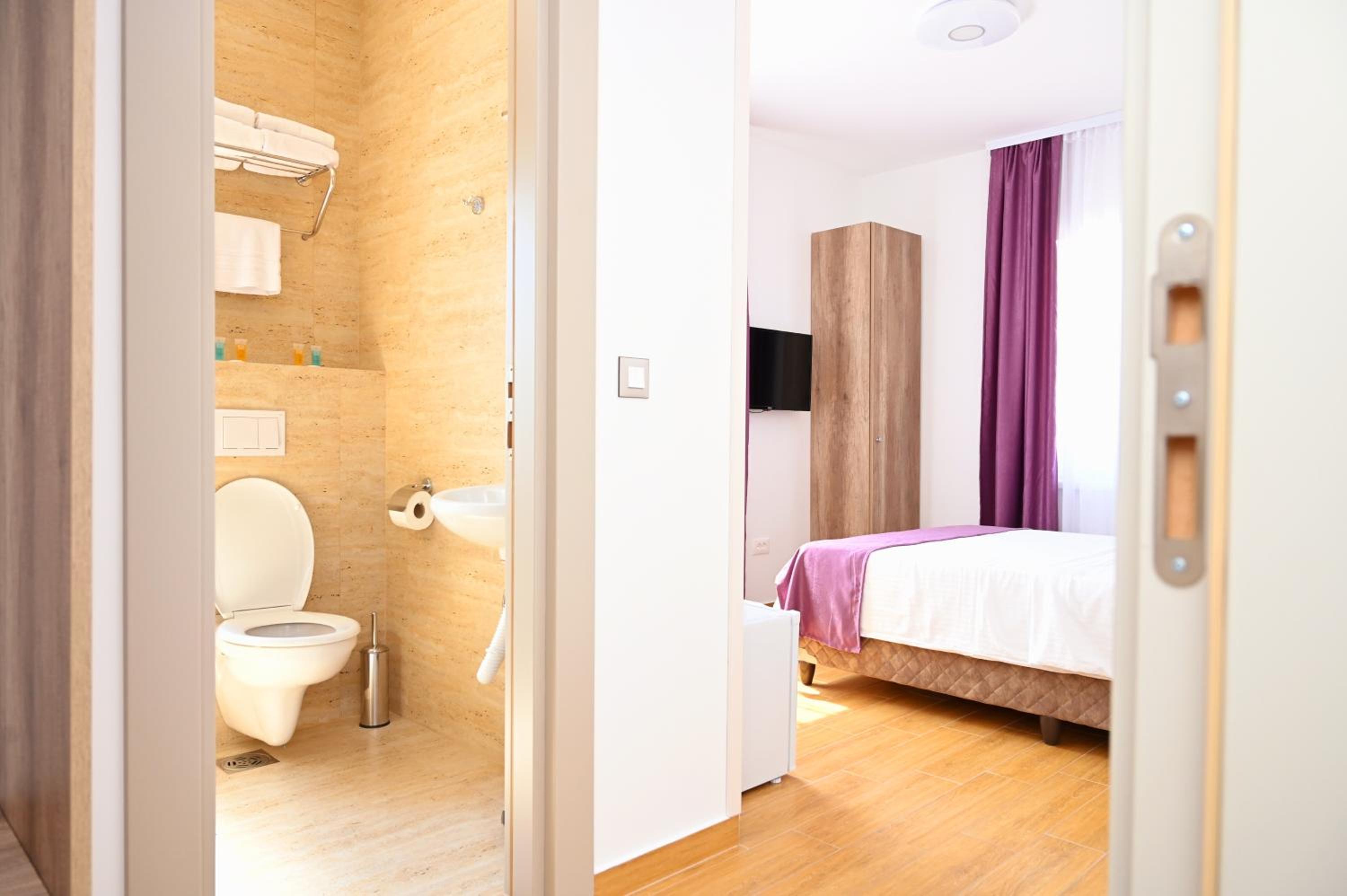 Double Room - Photo 14