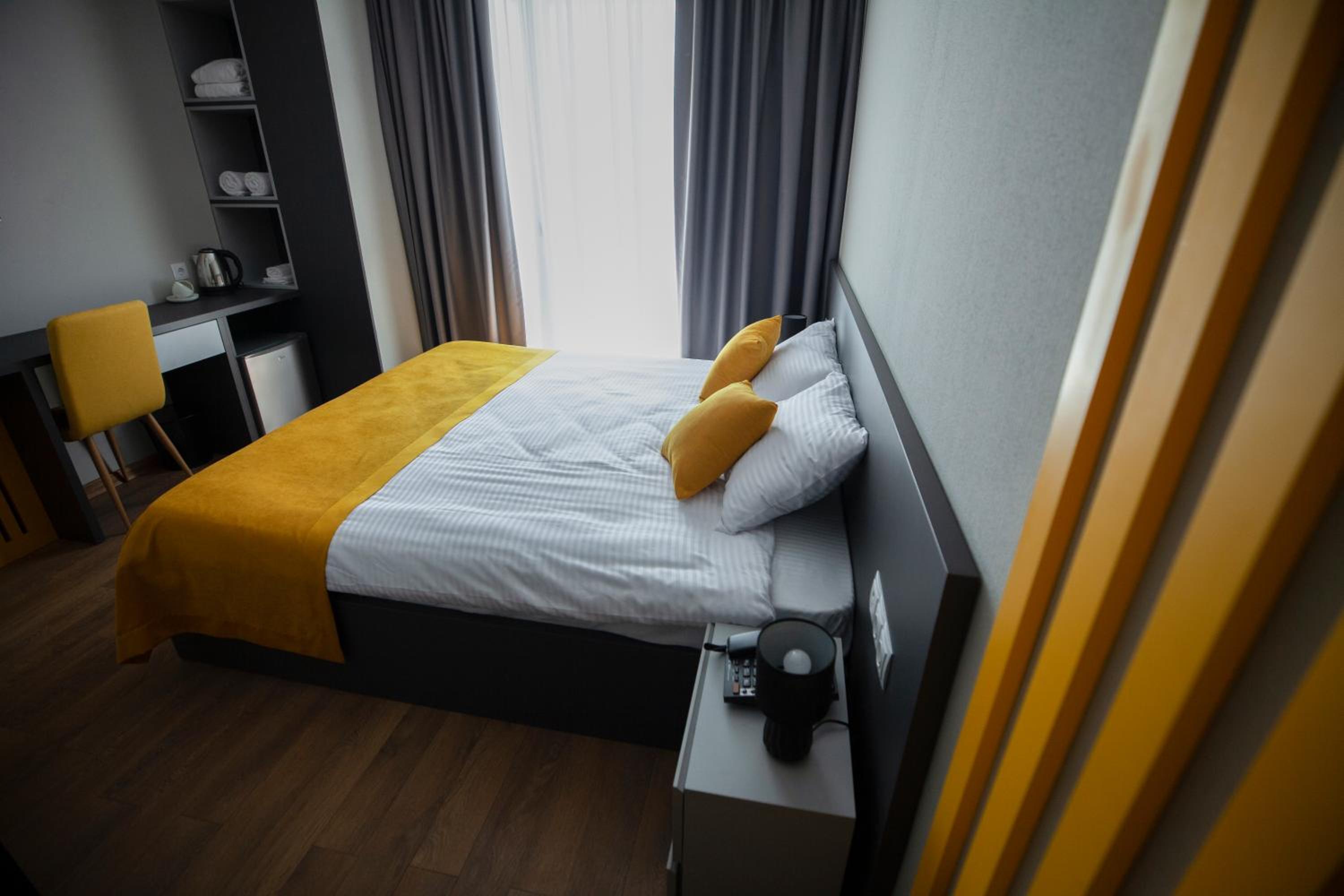 Deluxe Double Room with Balcony - Photo 7