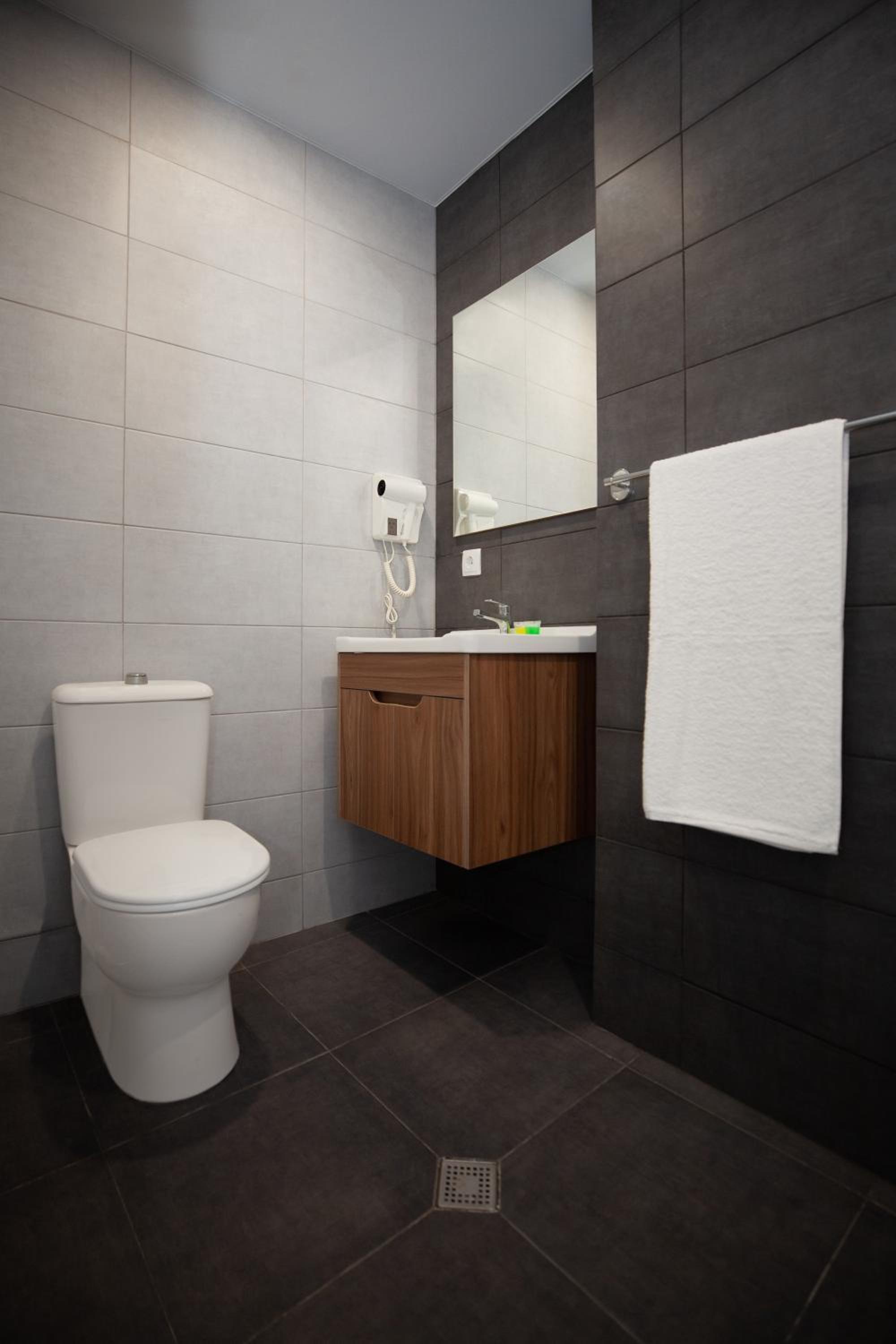 Budget Double Room - Photo 3