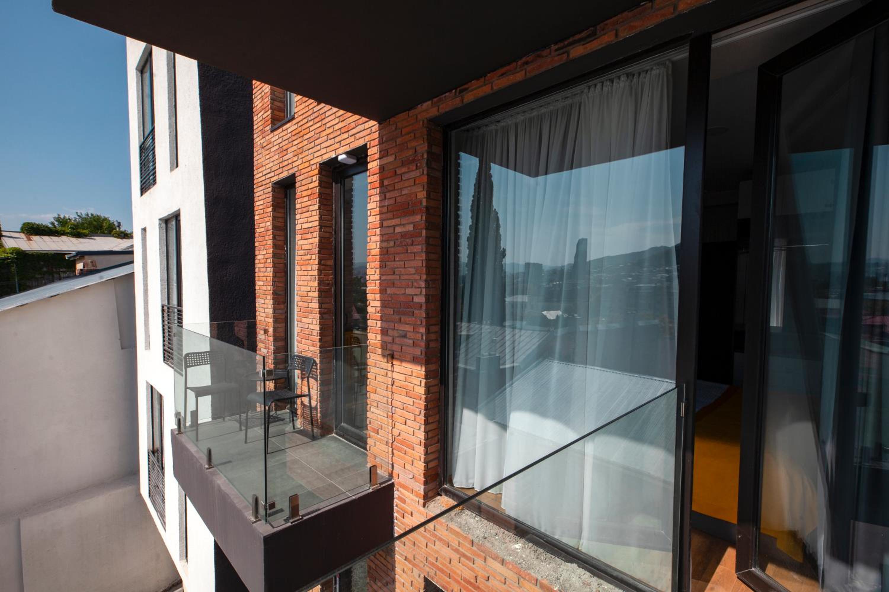 Deluxe Double Room with Balcony - Photo 11