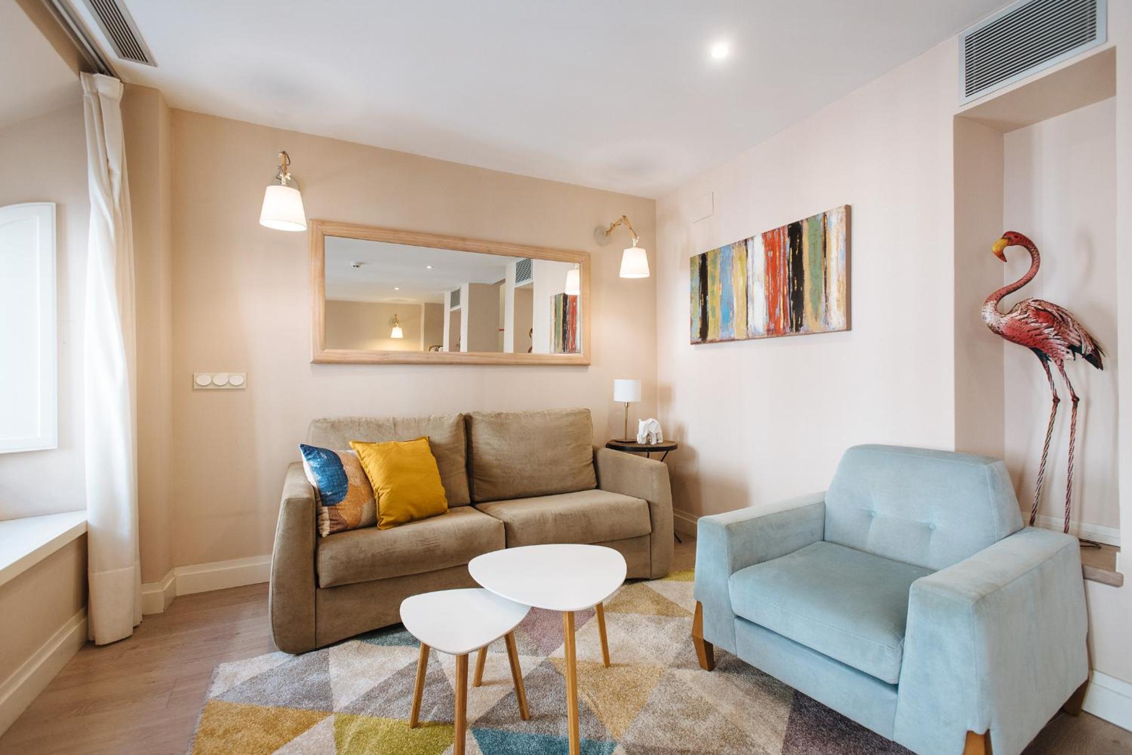 Apartamento de Dos Habitaciones con Patio