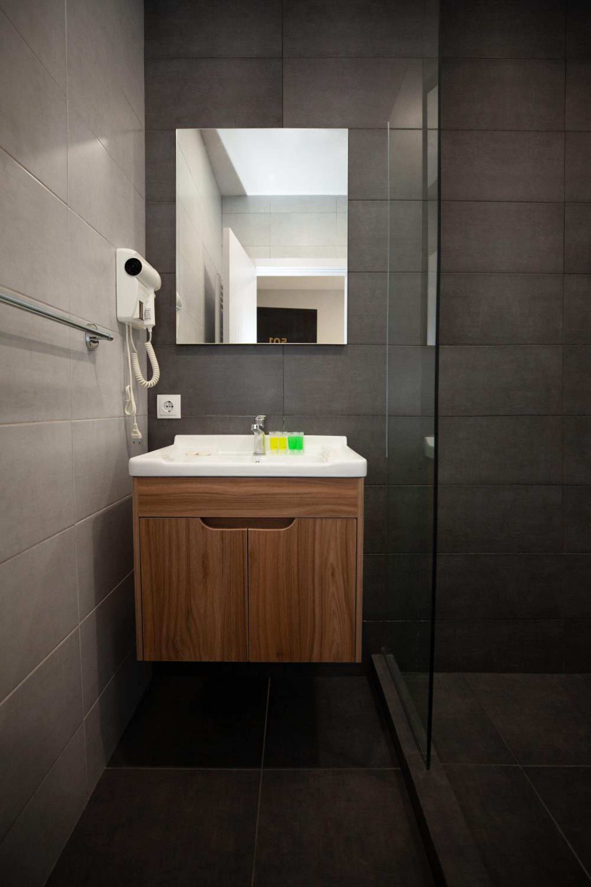 Standard Twin Room - Photo 6
