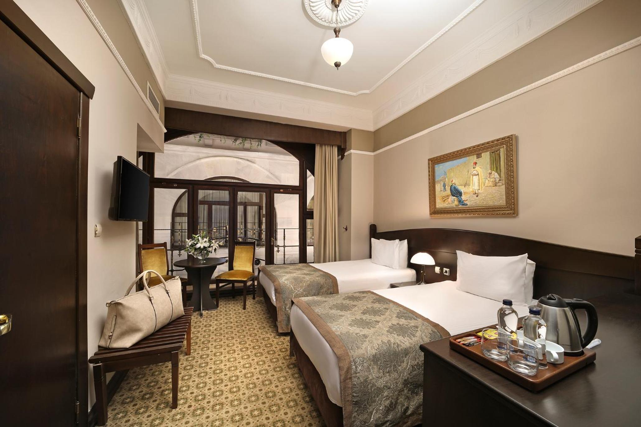 Guest Room Atrium view, King or Twin photo 1