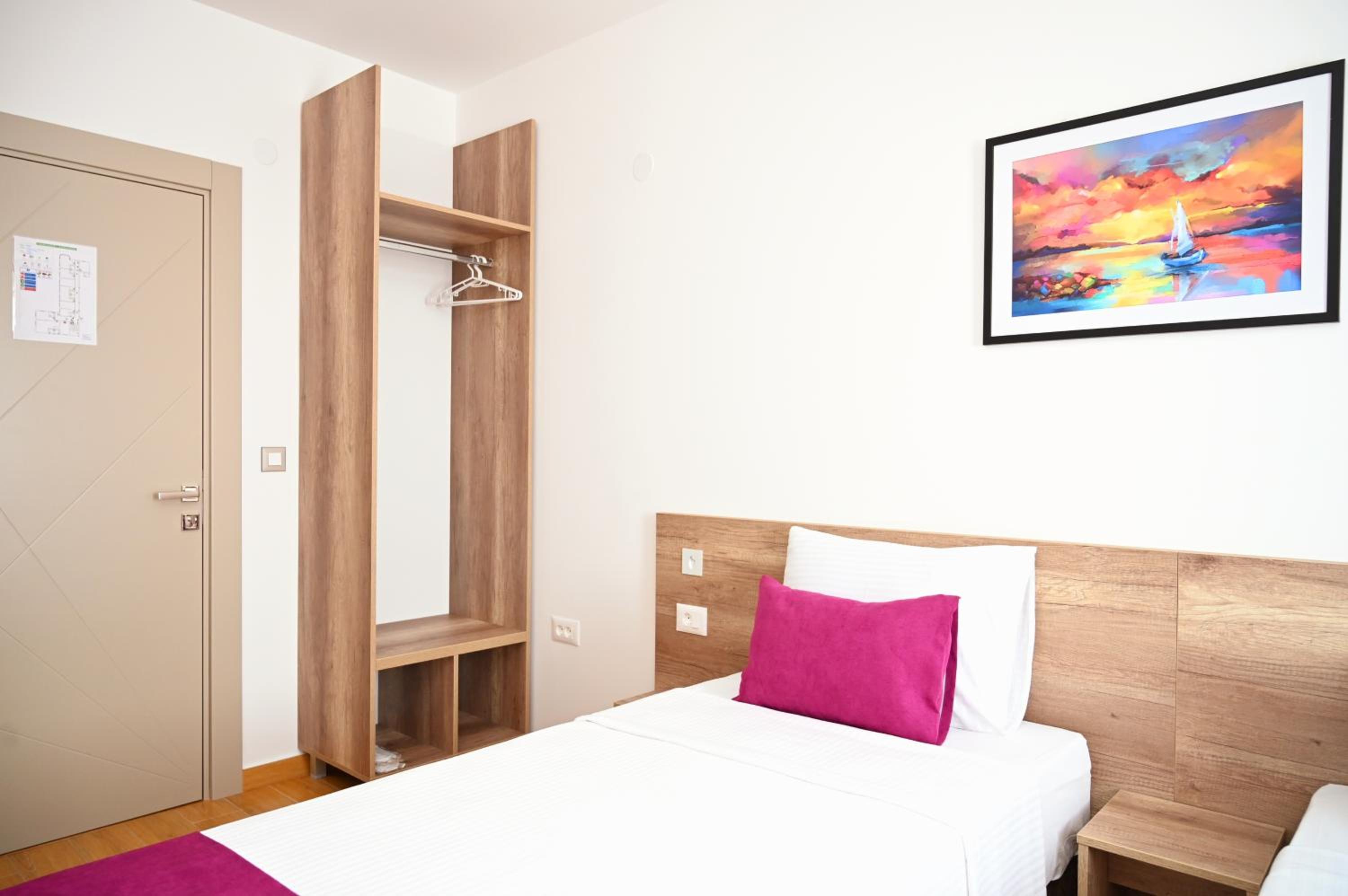 Twin Room - Photo 6