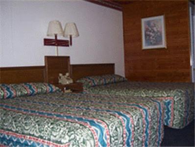 Queen Room with Two Queen Beds - Non-Smoking - Photo 4