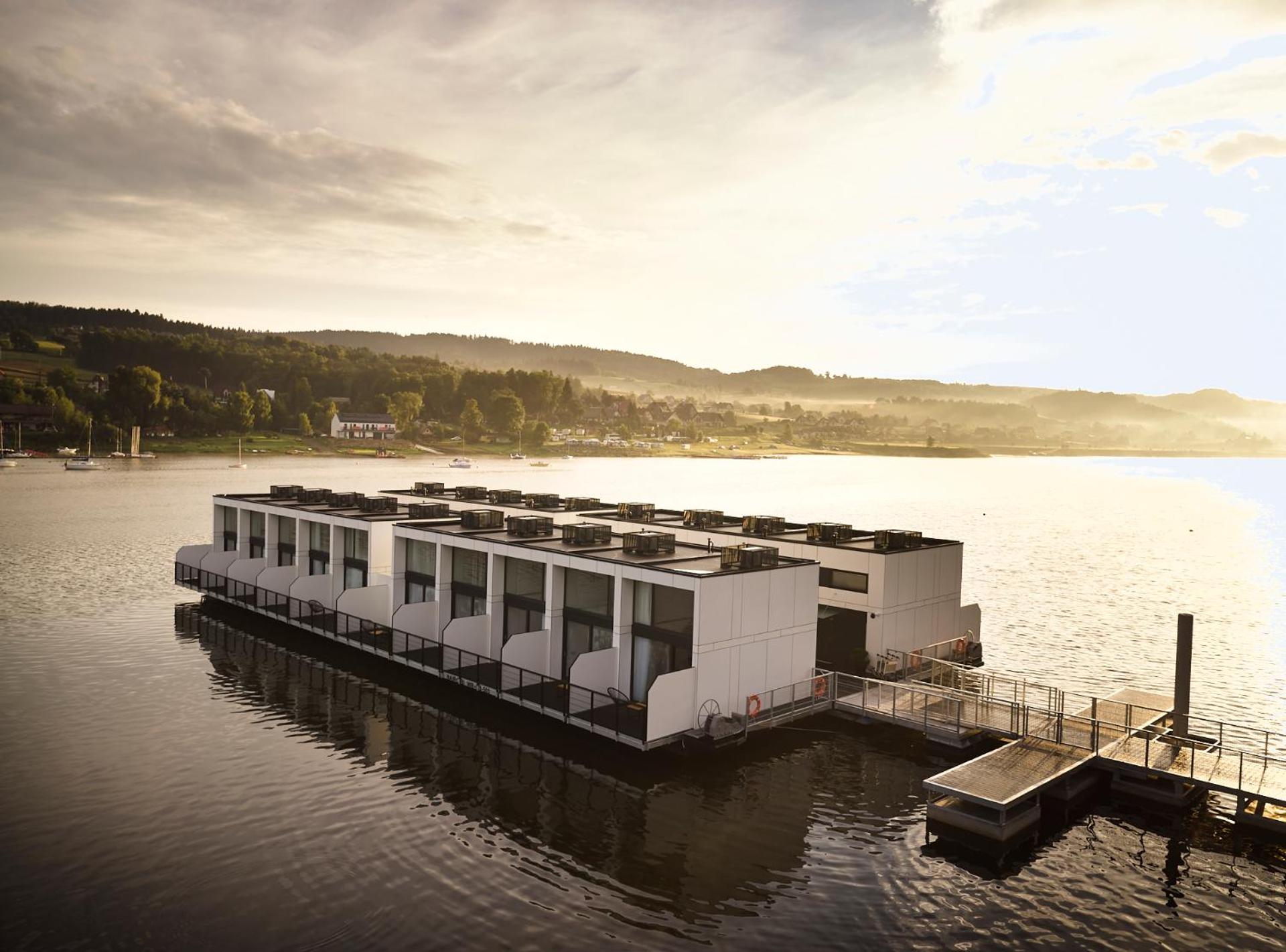 Deluxe Room with Lake View - Photo 5