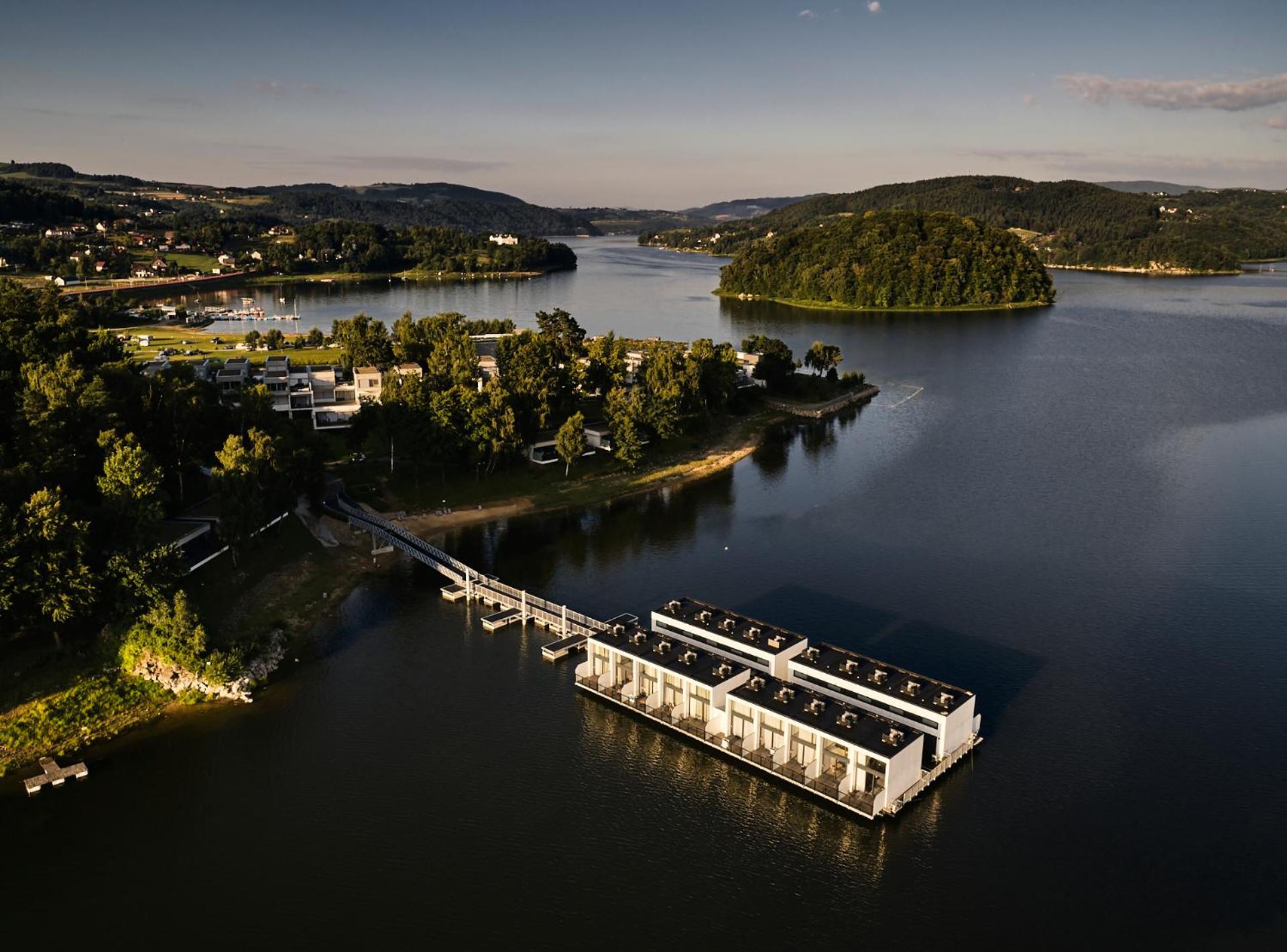 Deluxe Room with Lake View - Photo 3