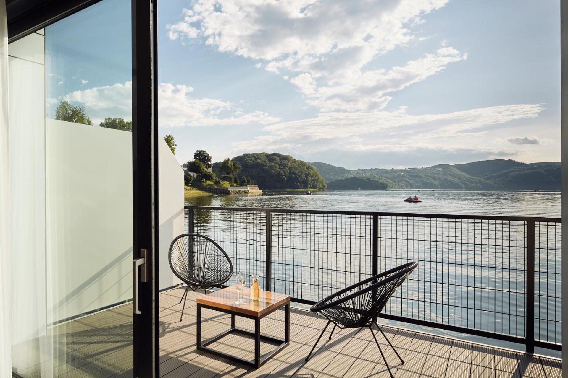 Deluxe Room with Lake View - Photo 9