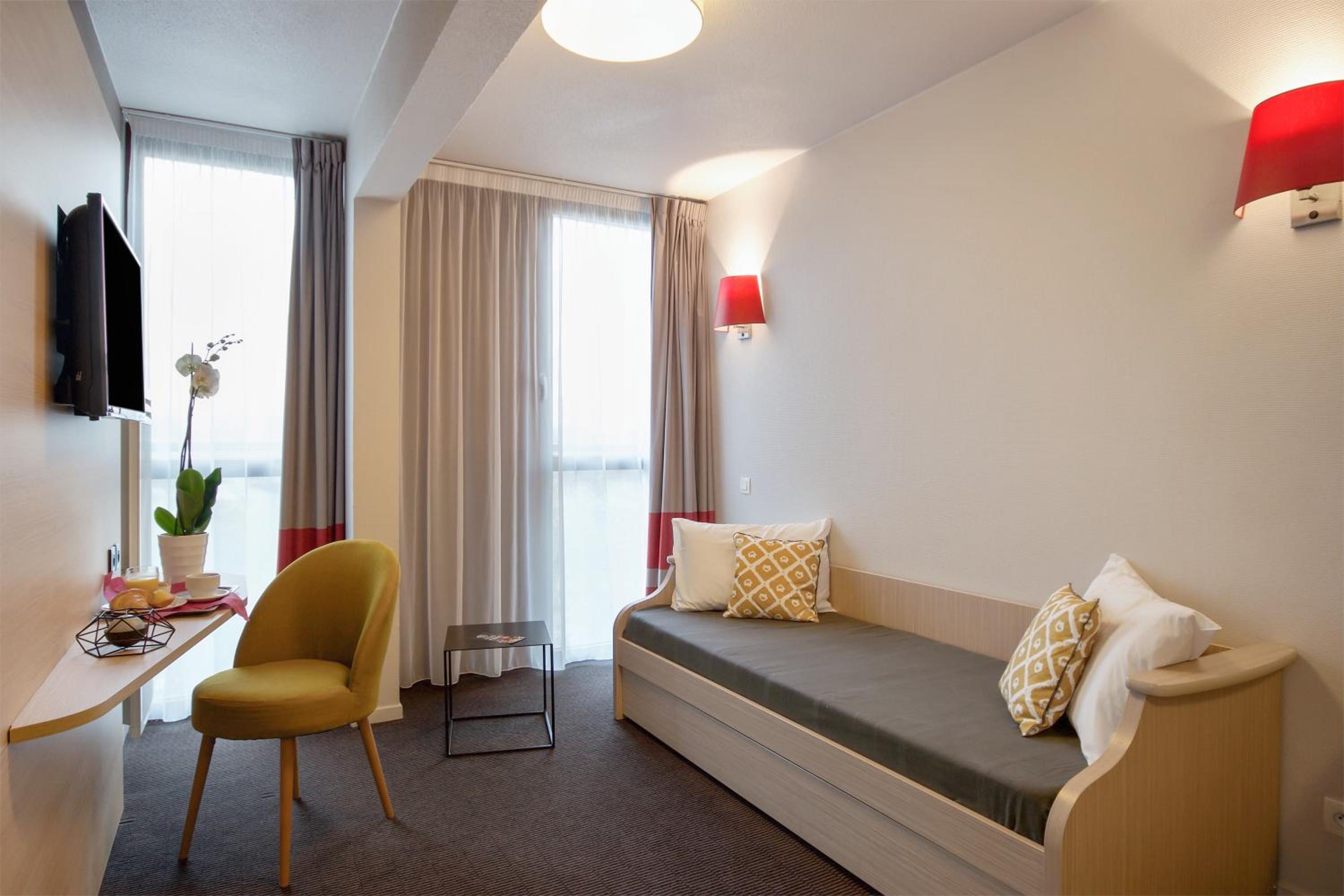 One-Bedroom Apartment - Photo 6
