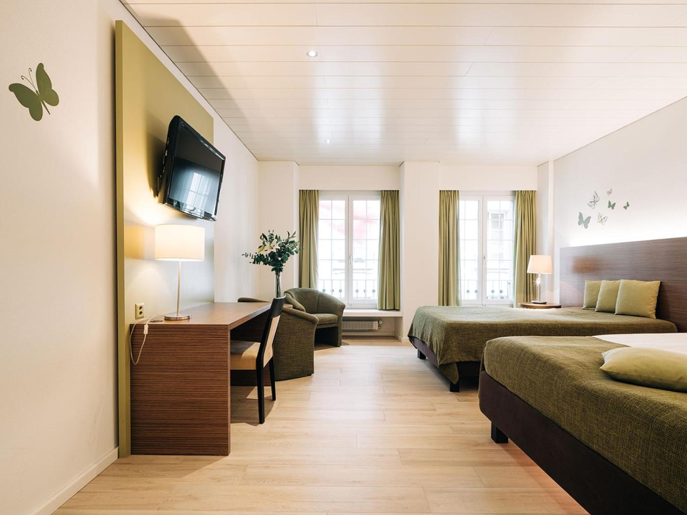 Family and Friends Room - Photo 2
