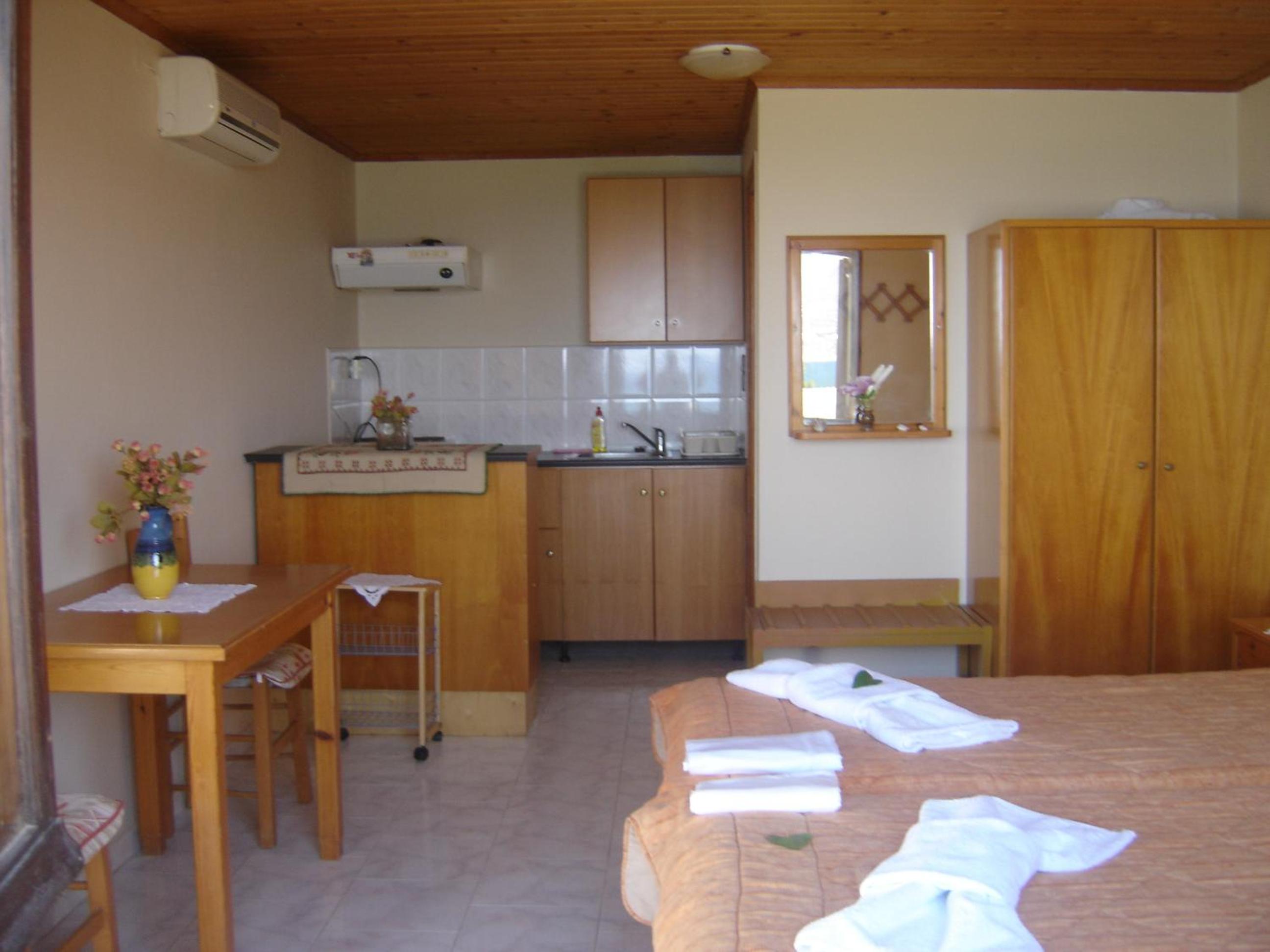 Standard Twin Room with Sea View - Photo 16