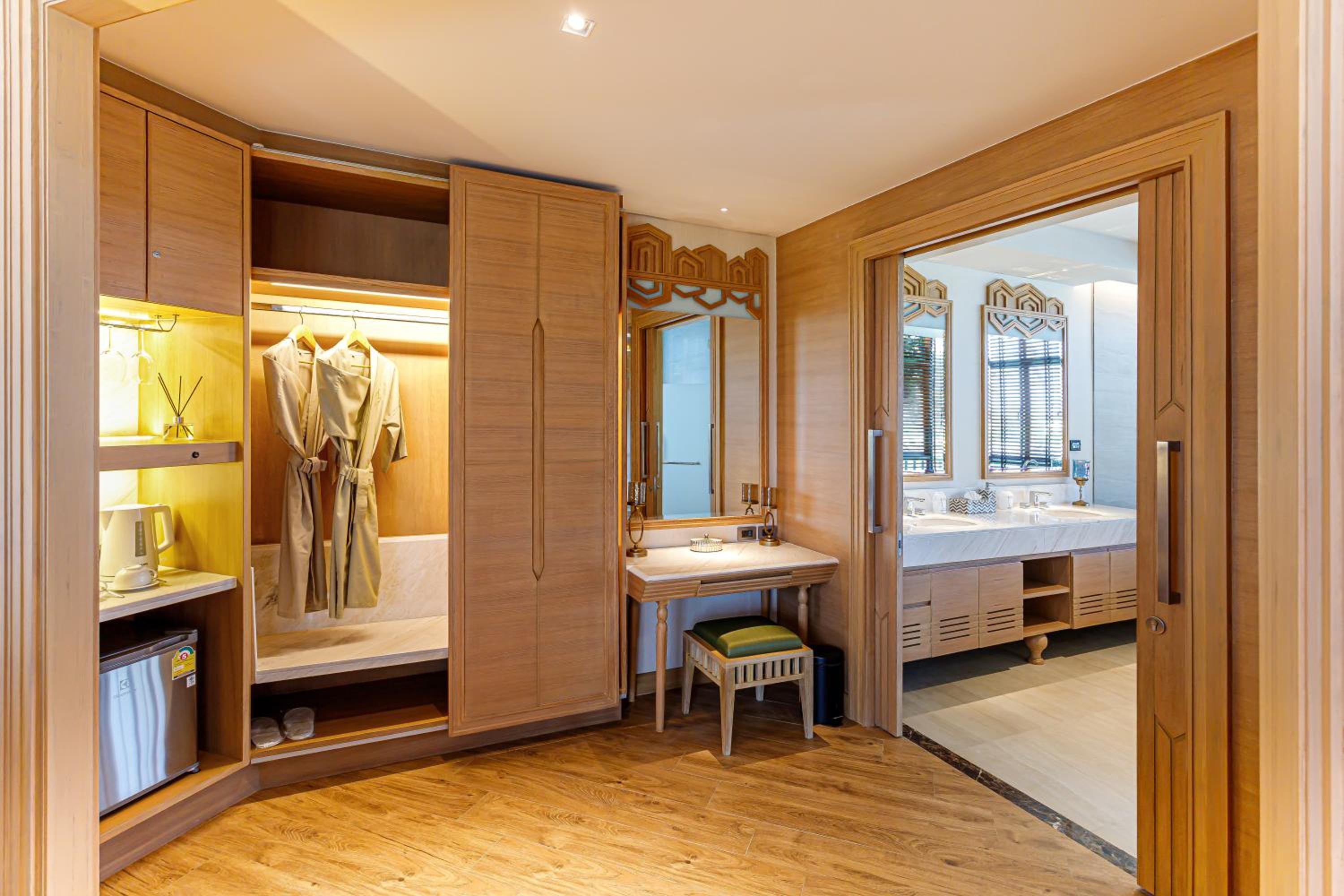Deluxe King Suite w Jacuzzi - Photo 7