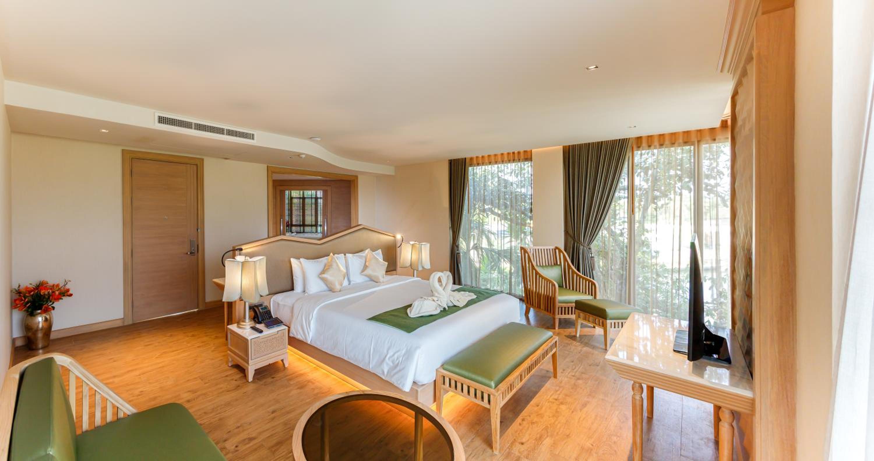 Deluxe King Suite w Jacuzzi - Photo 1