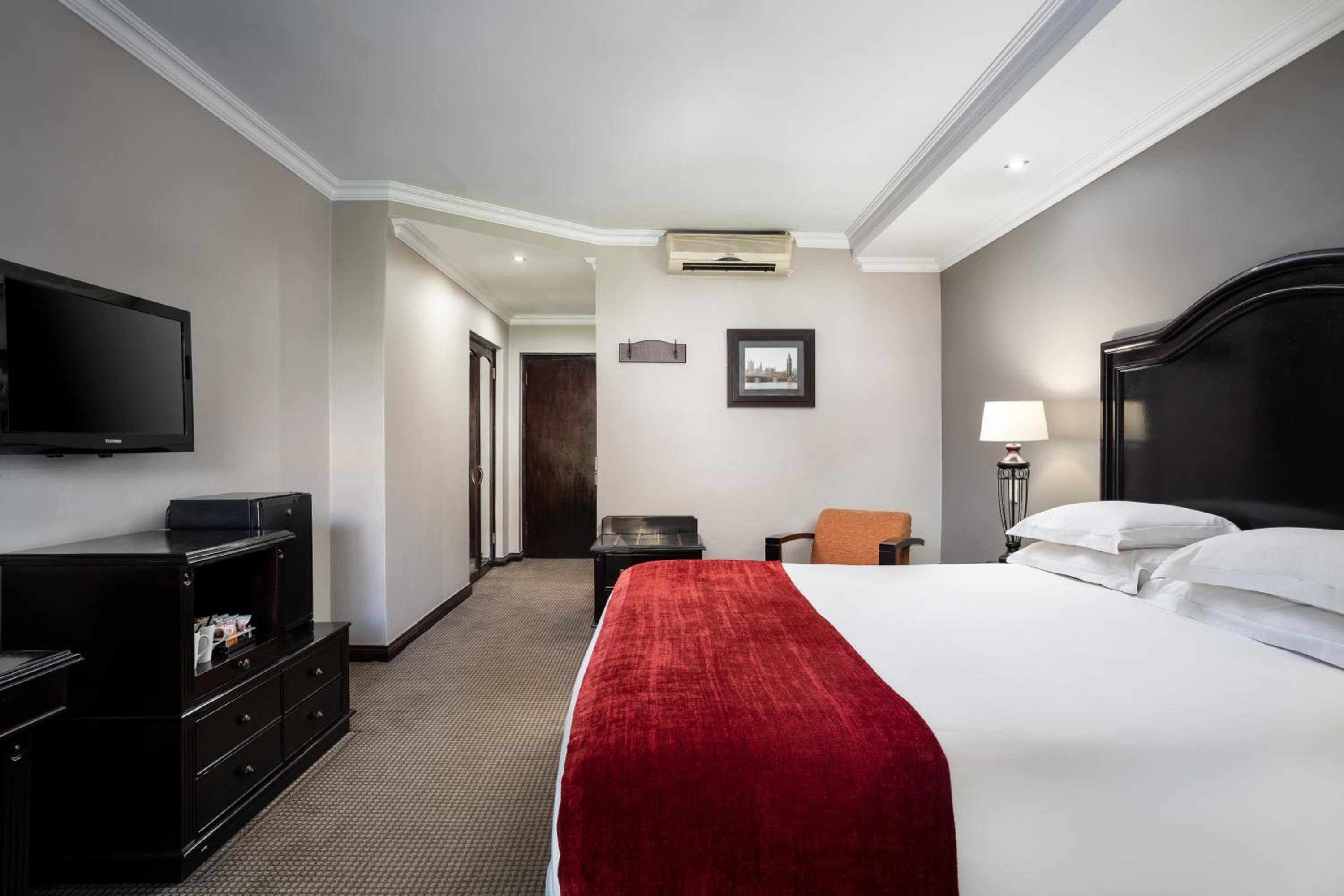 Executive Room with Queen Bed - Photo 2