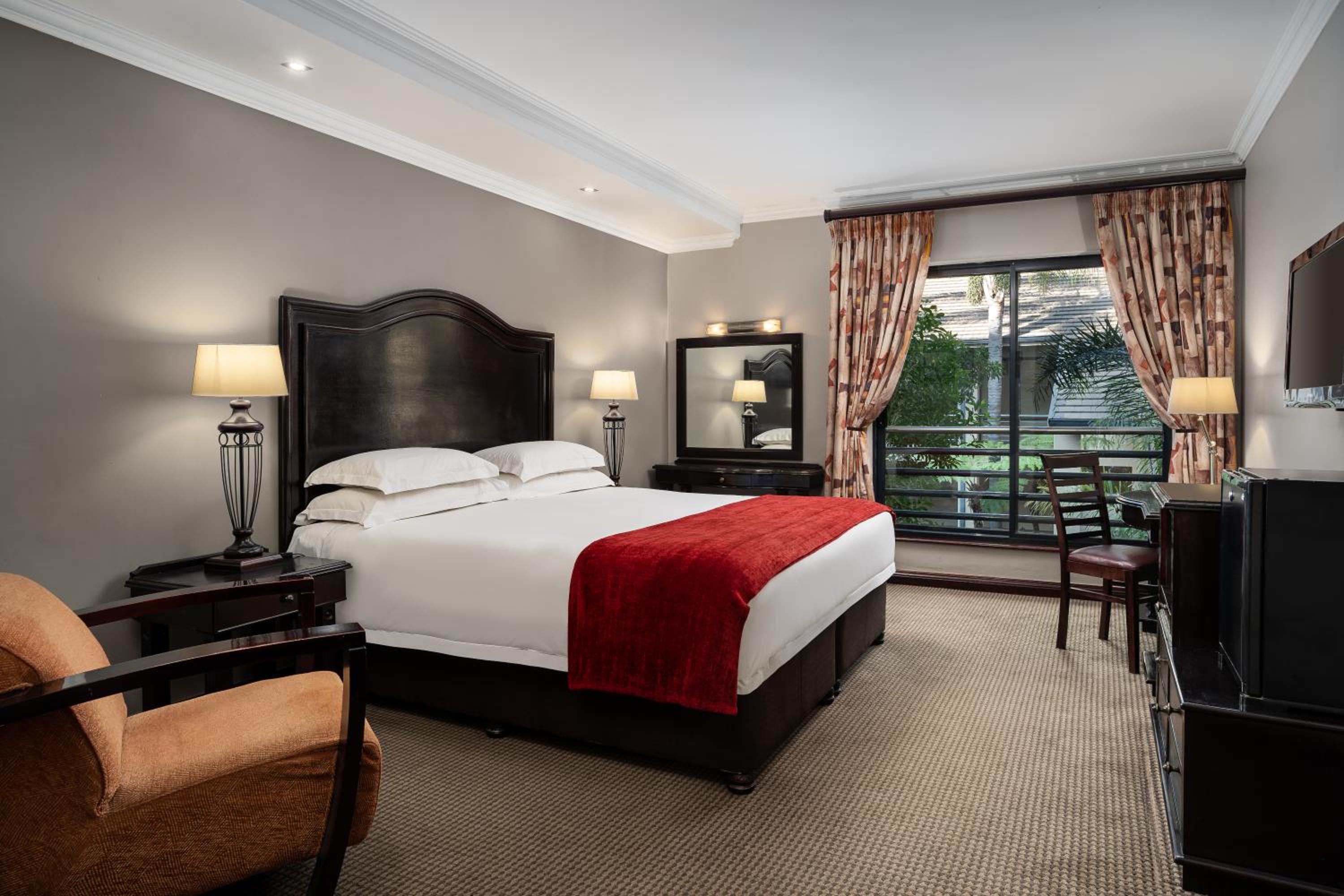 Executive Room with Queen Bed - Photo 1