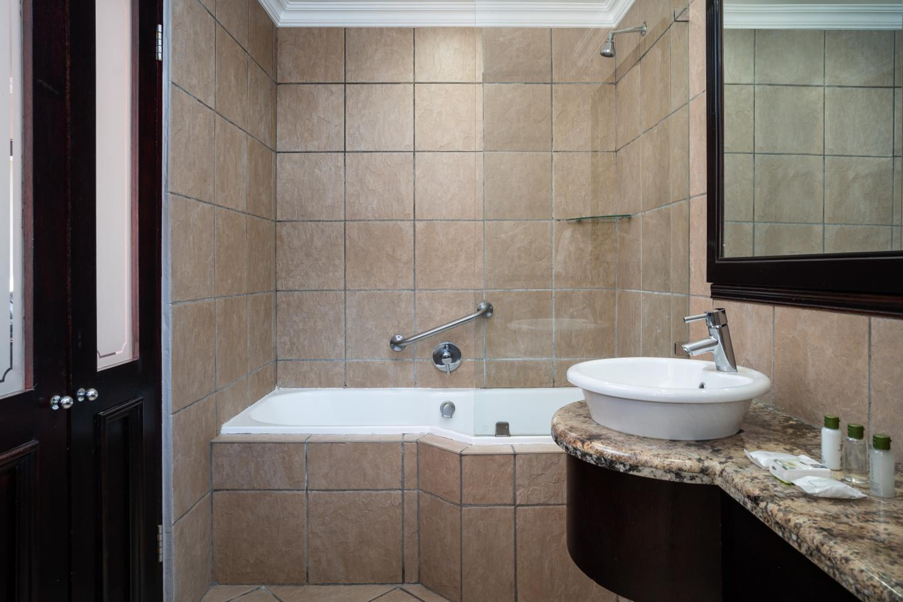 Suite - Photo 9
