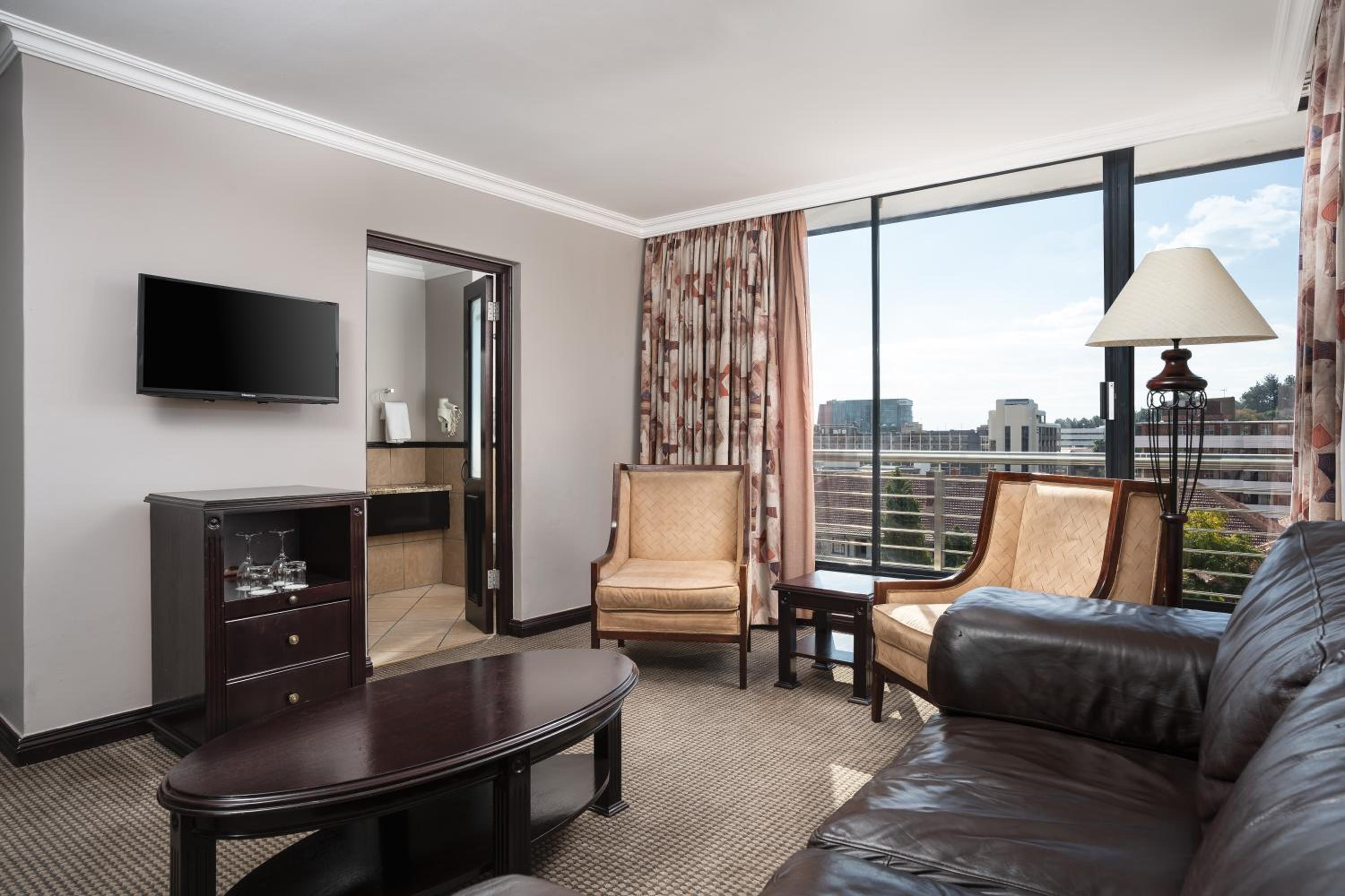 Suite - Photo 3